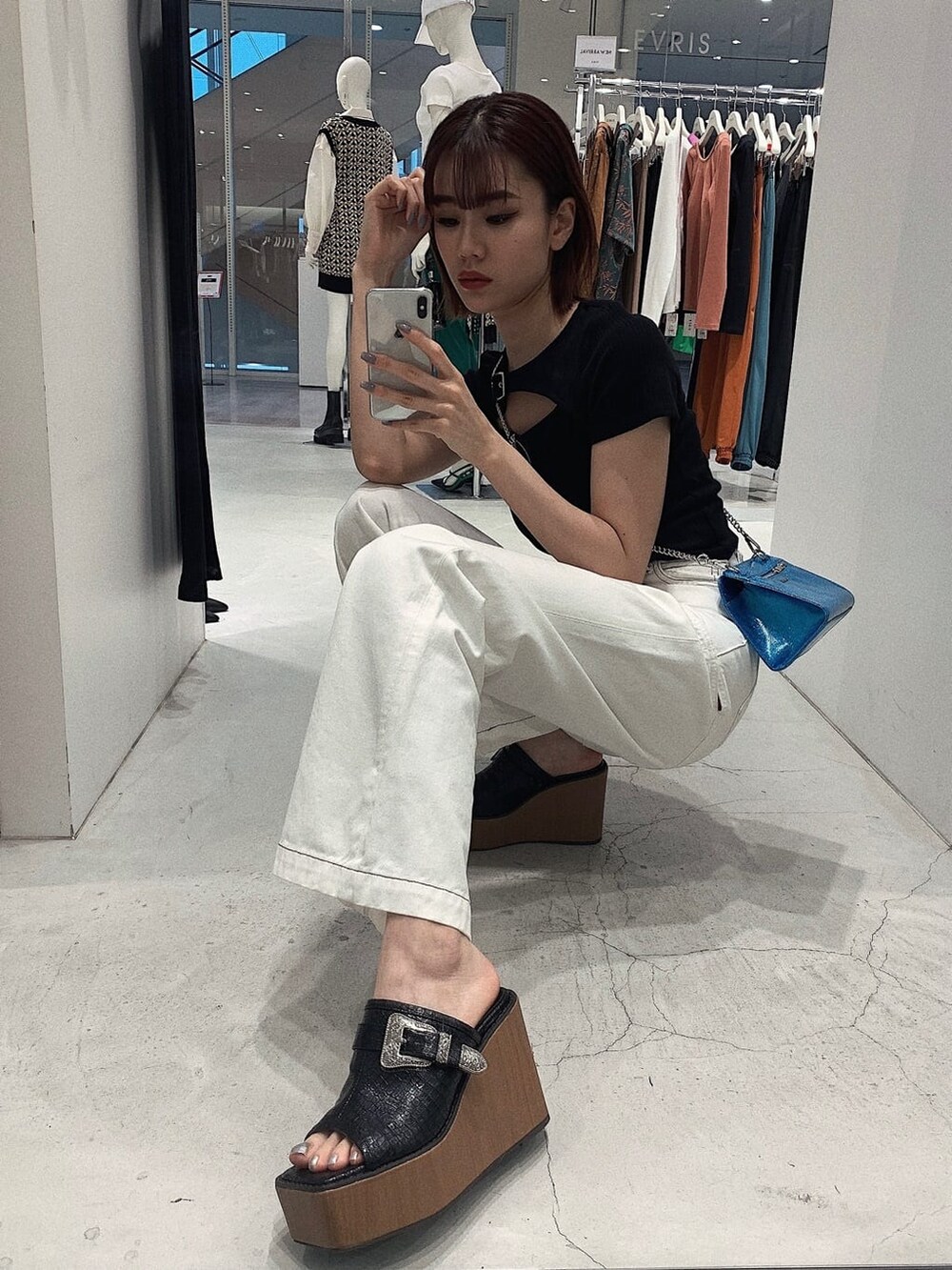 ブラック系のサンダル、ホワイト系のデニムパンツ、ブラック系のTシャツ/カットソーを着用したレディースの春コーディネートの9枚目の写真