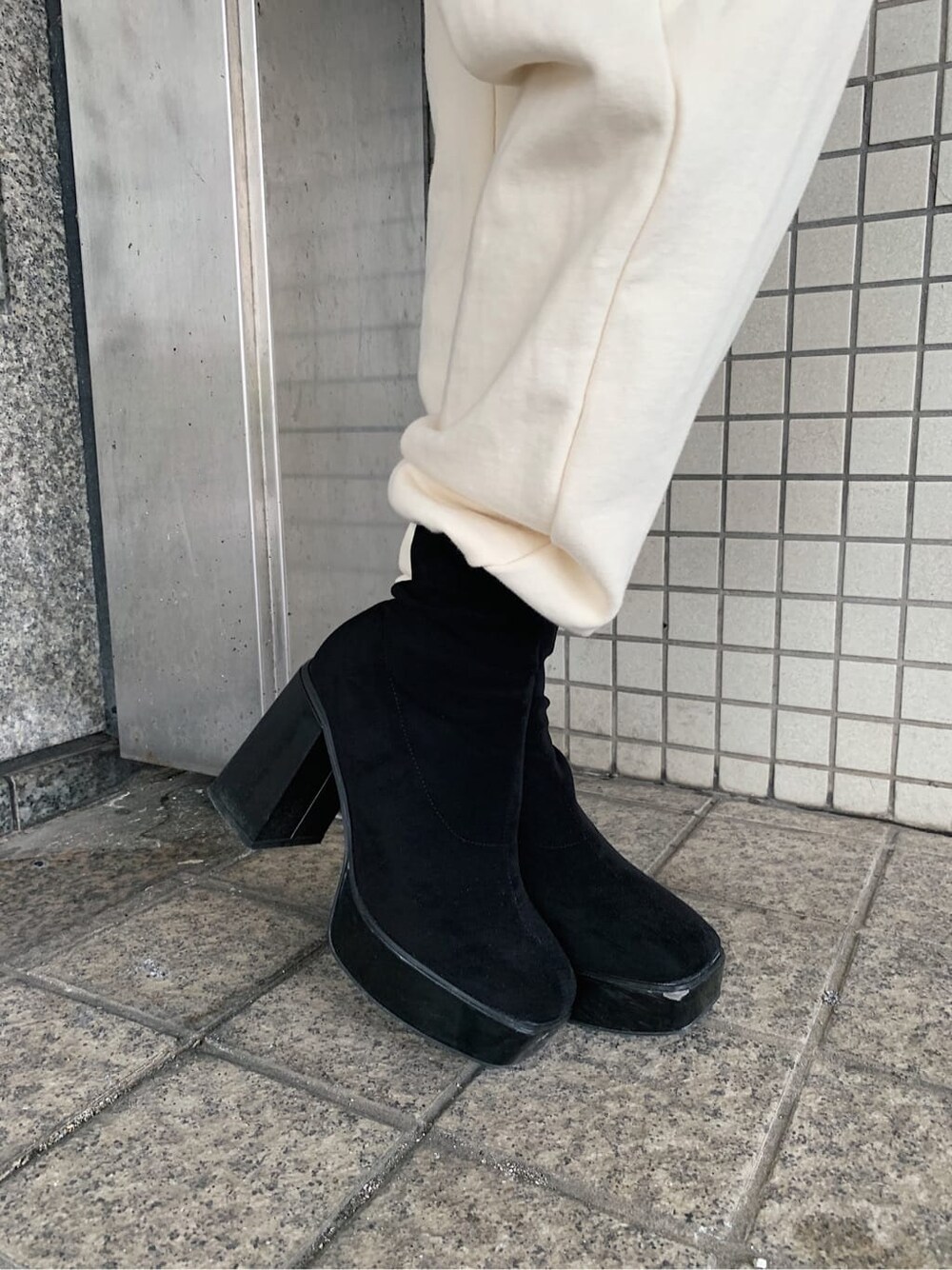 ホワイト系のスウェットパンツ、ブラック系のショルダーバッグを着用したレディースの秋コーディネートの6枚目の写真