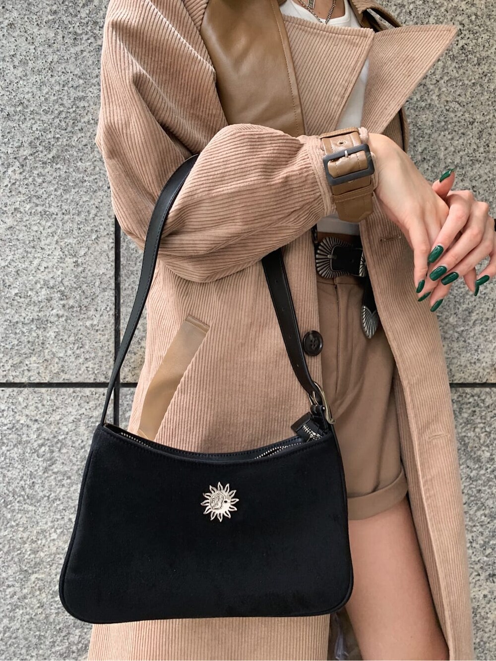 ブラック系のショルダーバッグ、ブラウン系のその他パンツ、ベージュ系のトレンチコートを着用したレディースの秋コーディネートの7枚目の写真