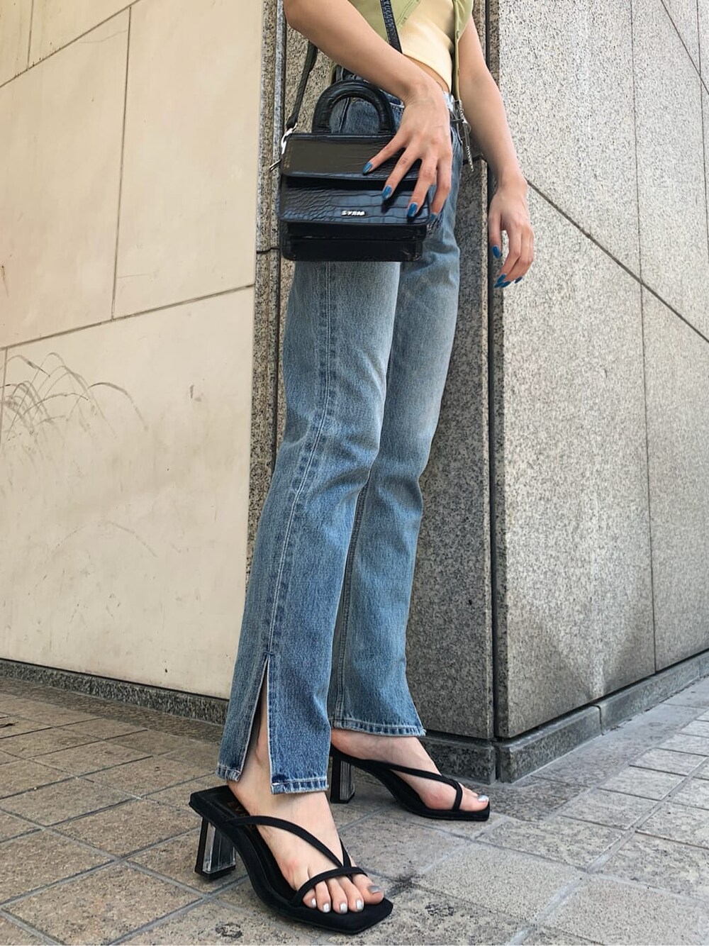 グリーン系のTシャツ/カットソー、ブルー系のデニムパンツ、ブラック系のサンダルを着用したレディースの夏コーディネートの6枚目の写真