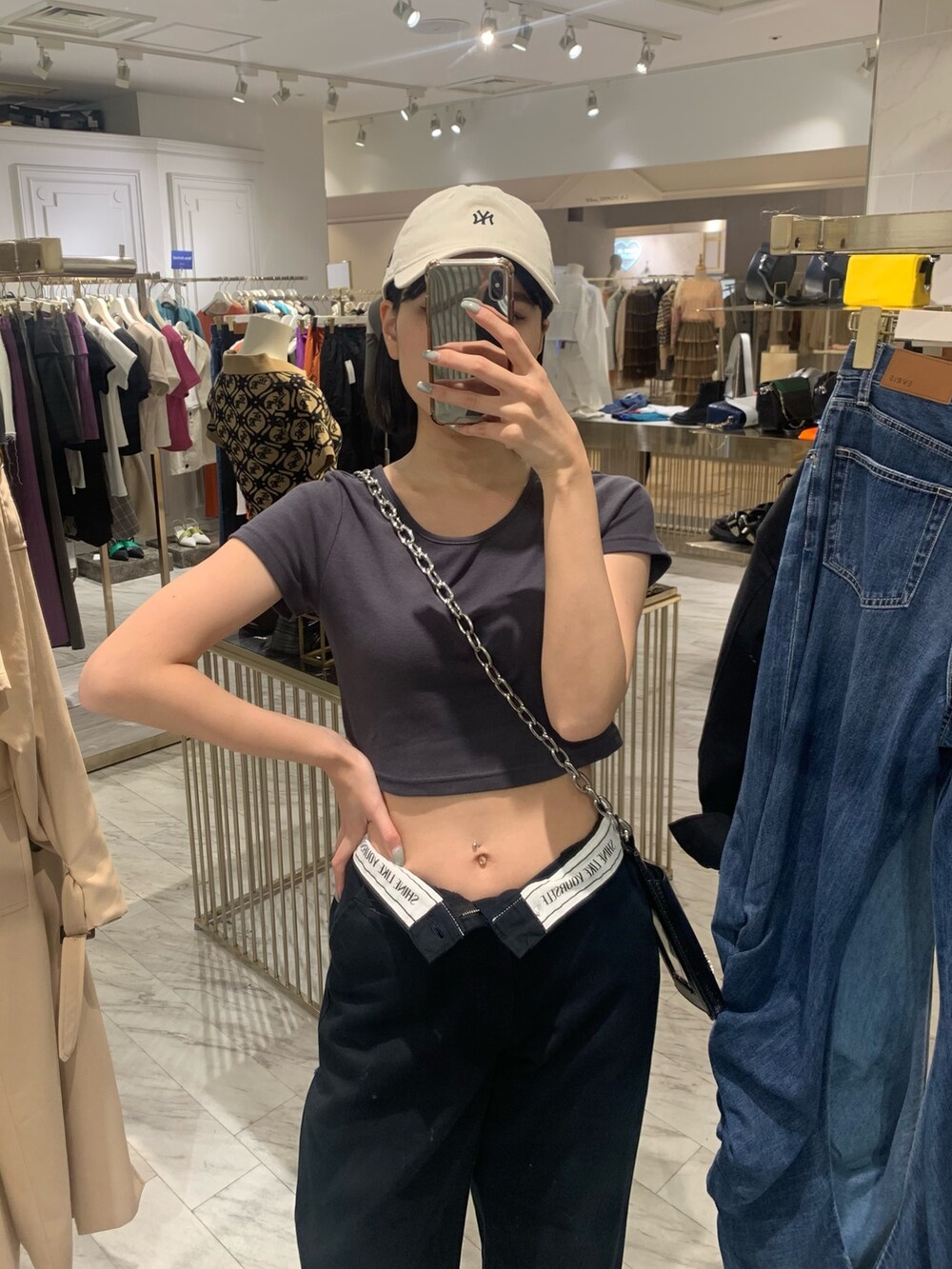 ブラック系のブーツ、グレー系のTシャツ/カットソー、ブラック系のその他パンツを着用したレディースの春コーディネートの3枚目の写真