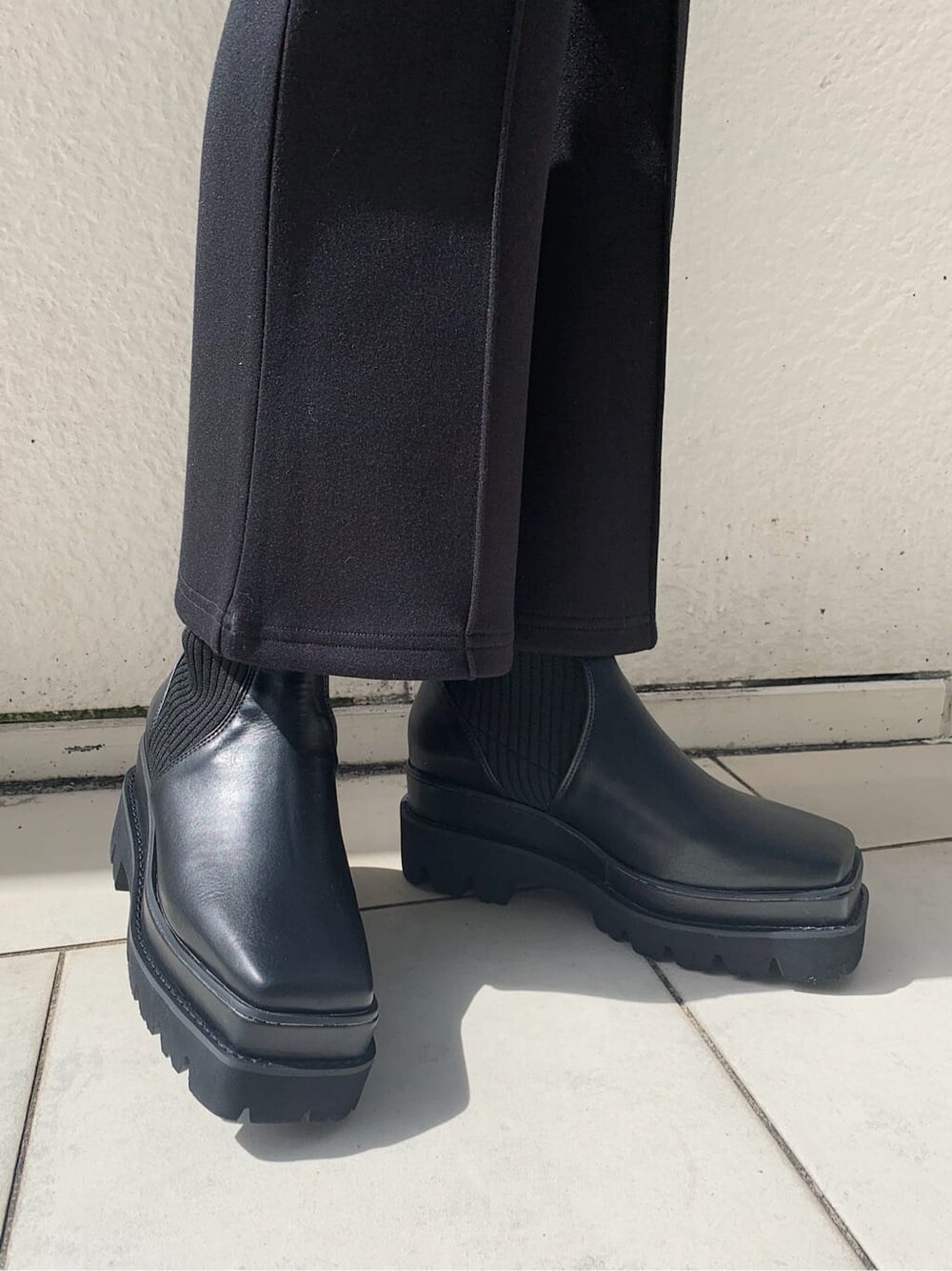 ブラック系のその他パンツ、ホワイト系のショルダーバッグ、ブラック系のパーカーを着用したレディースの秋コーディネートの6枚目の写真