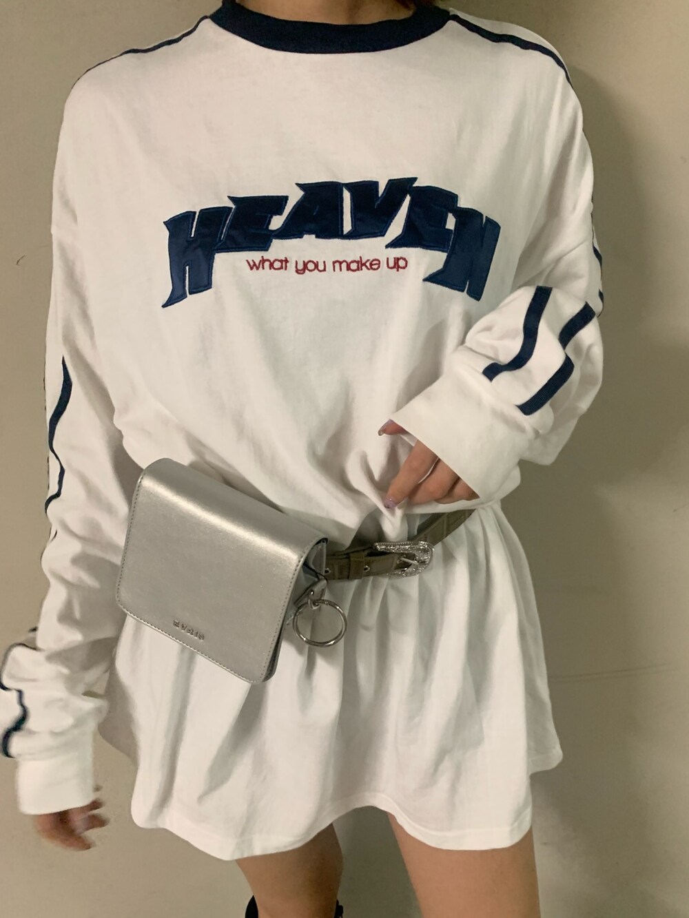 ホワイト系のワンピース、シルバー系のショルダーバッグ、ブラック系のブーツを着用したレディースの秋コーディネートの4枚目の写真