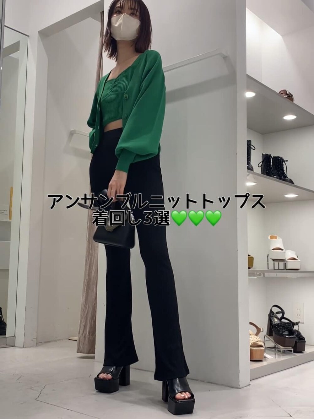 ブラック系のその他パンツ、ブラック系のサンダル、ブラック系のショルダーバッグを着用したレディースの夏コーディネートの3枚目の写真