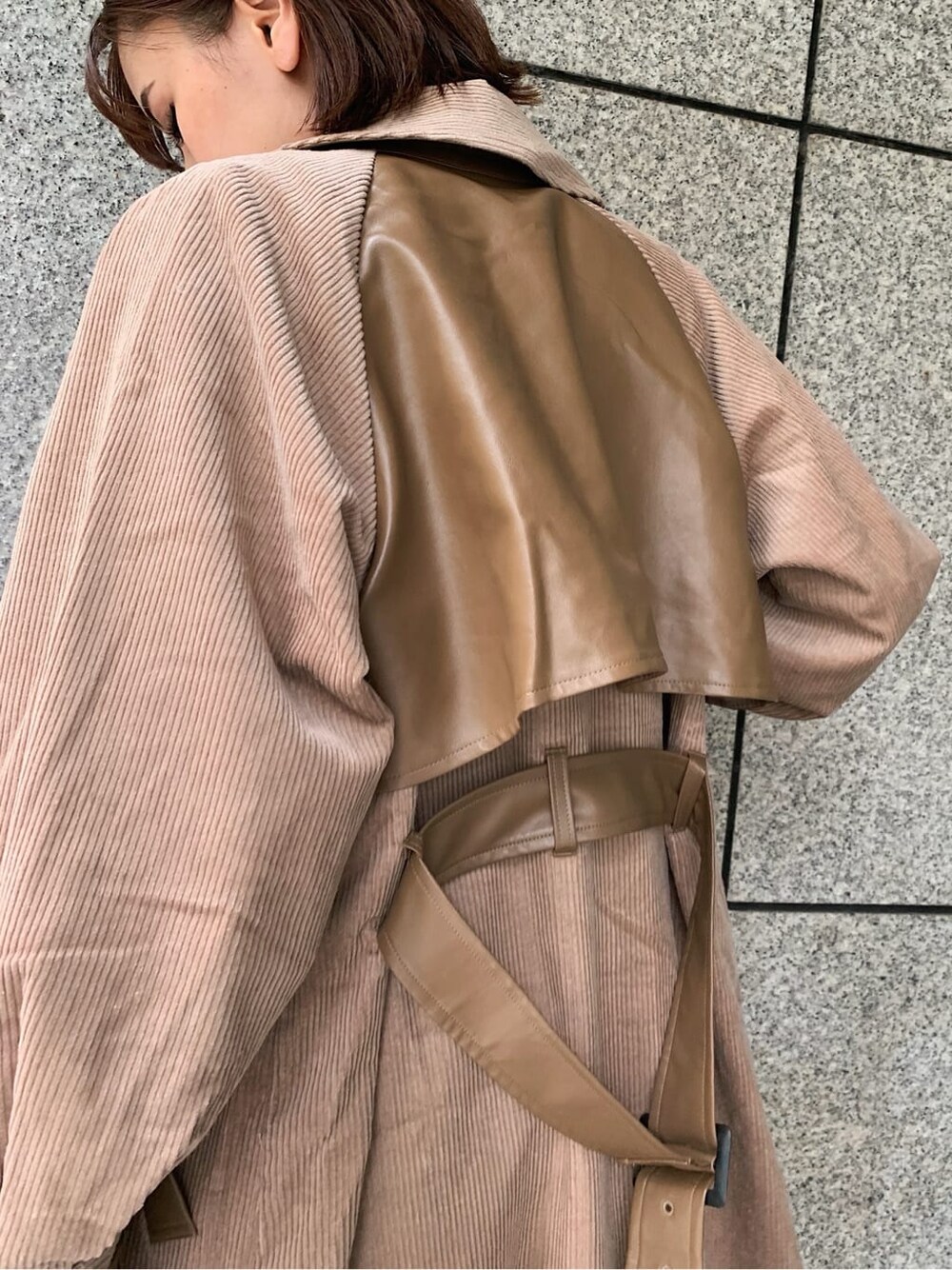 ブラック系のショルダーバッグ、ブラウン系のその他パンツ、ベージュ系のトレンチコートを着用したレディースの秋コーディネートの4枚目の写真