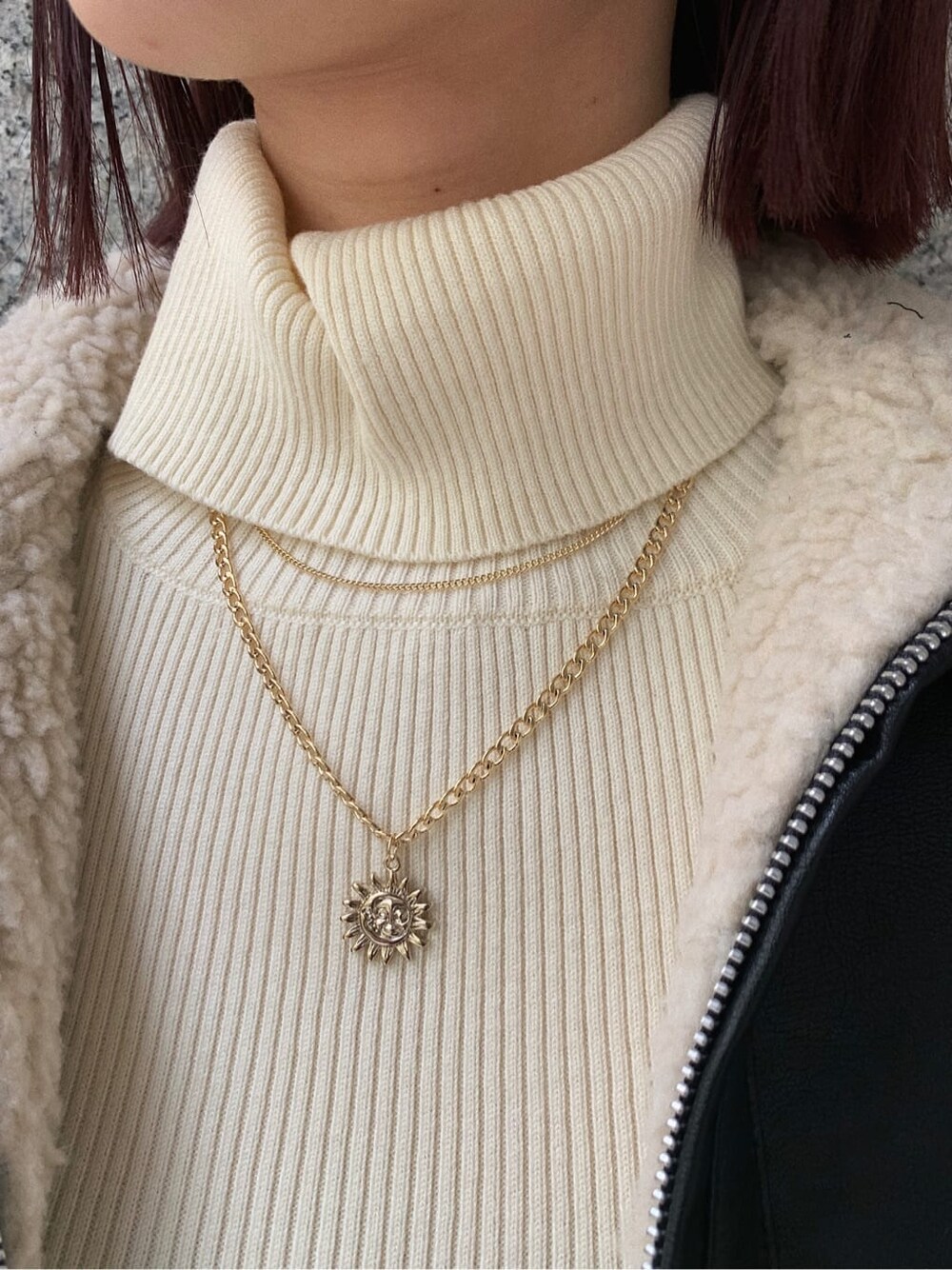 ブラック系のデニムパンツ、ブラック系のブルゾン、その他のブーツを着用したレディースの冬コーディネートの7枚目の写真