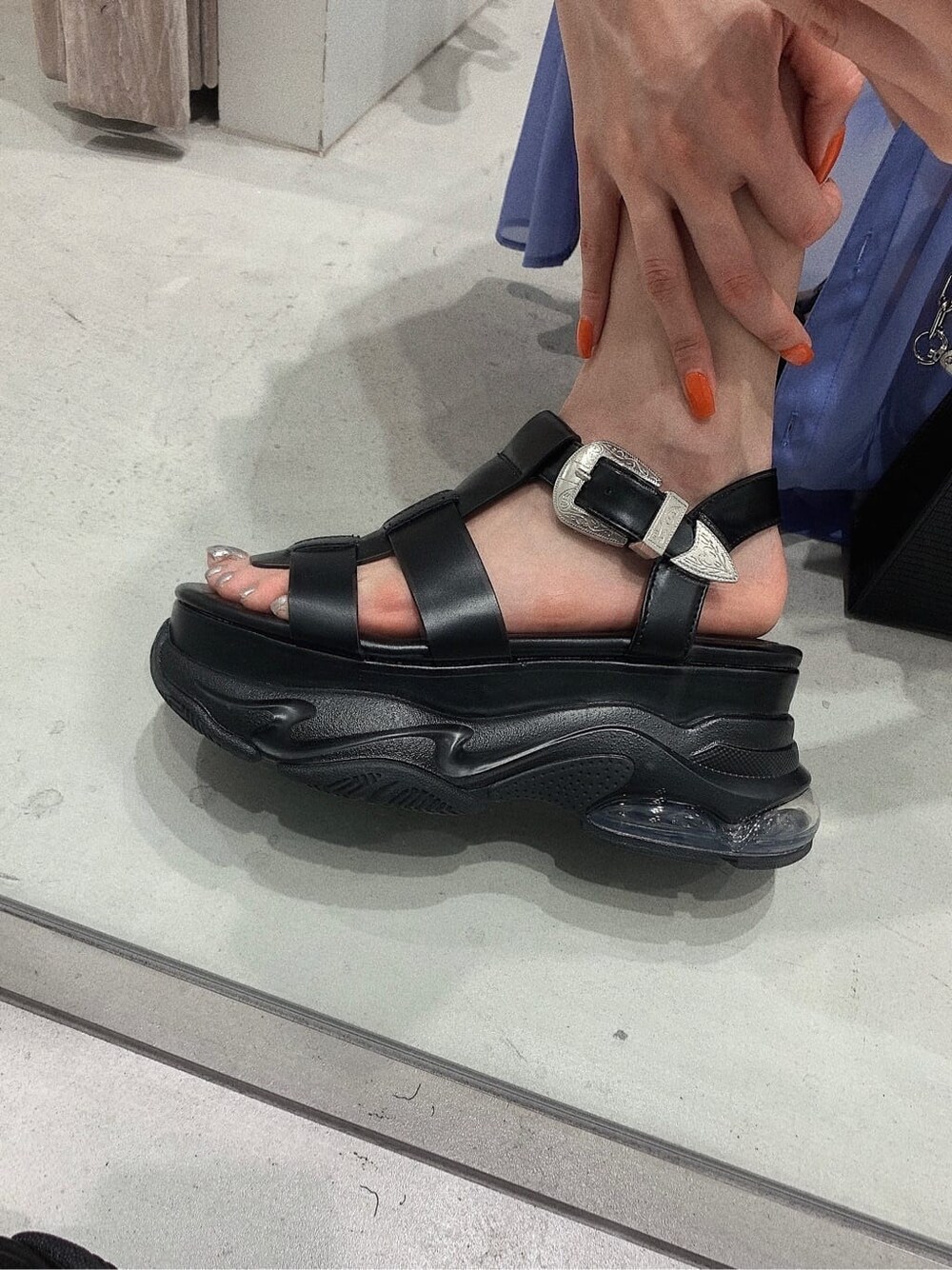 ホワイト系のTシャツ/カットソー、ブラック系のその他パンツ、ブラック系のショルダーバッグを着用したレディースの春コーディネートの10枚目の写真