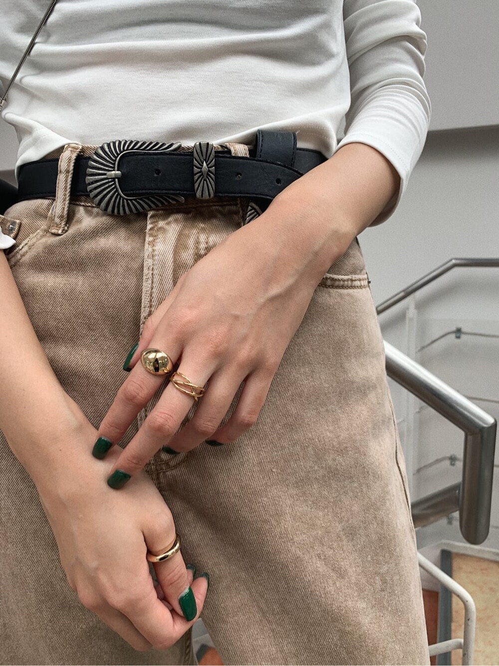 ホワイト系のTシャツ/カットソー、ベージュ系のデニムパンツ、ブラック系のベルトを着用したレディースの秋コーディネートの5枚目の写真