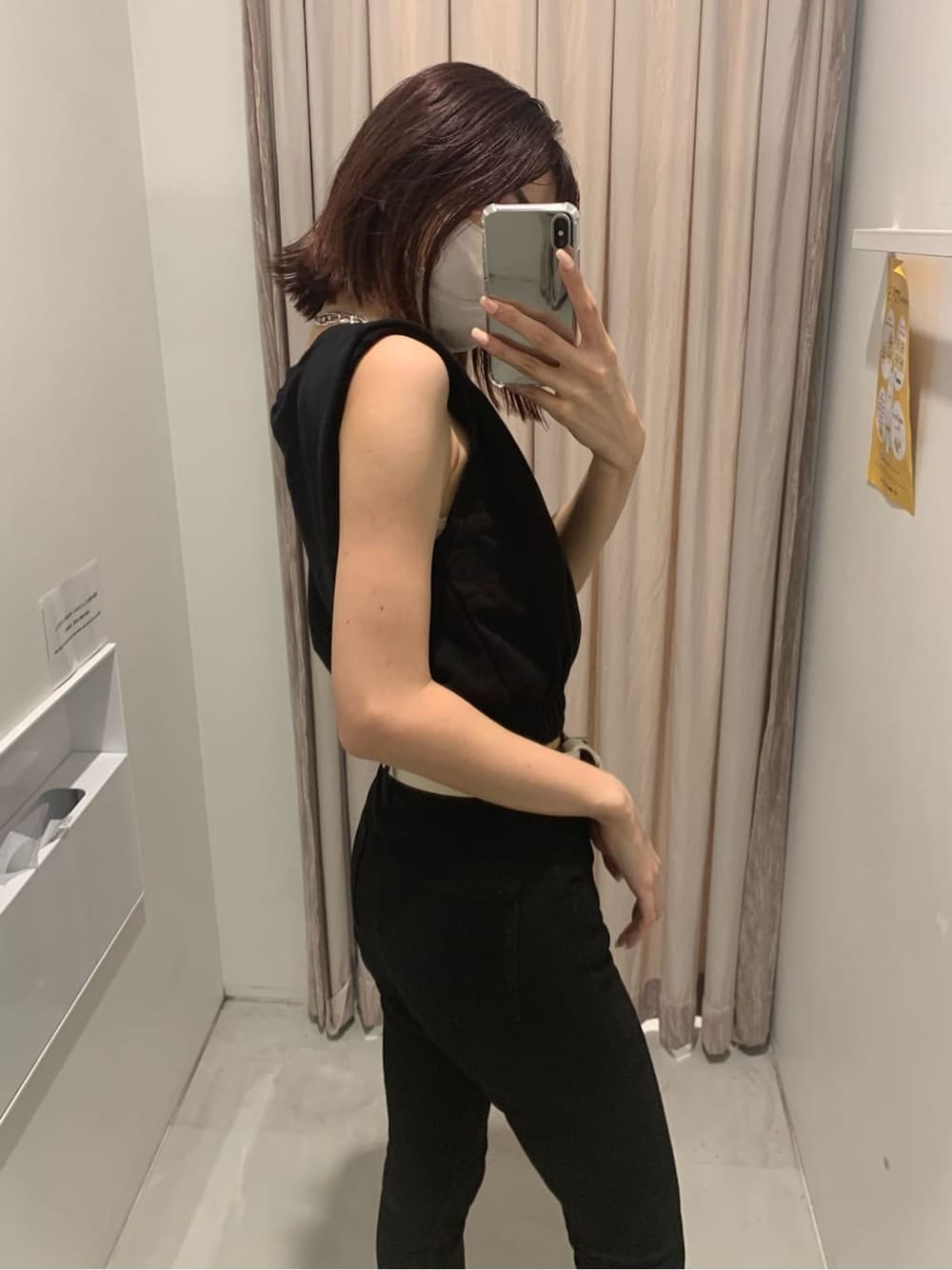 ブラック系のブーツ、ブラック系のタンクトップ、ブラック系のデニムパンツを着用したレディースの夏コーディネートの4枚目の写真