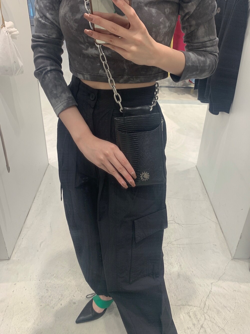 ブラック系のサンダル、ブラック系のTシャツ/カットソー、ブラック系のショルダーバッグを着用したレディースの春コーディネートの6枚目の写真