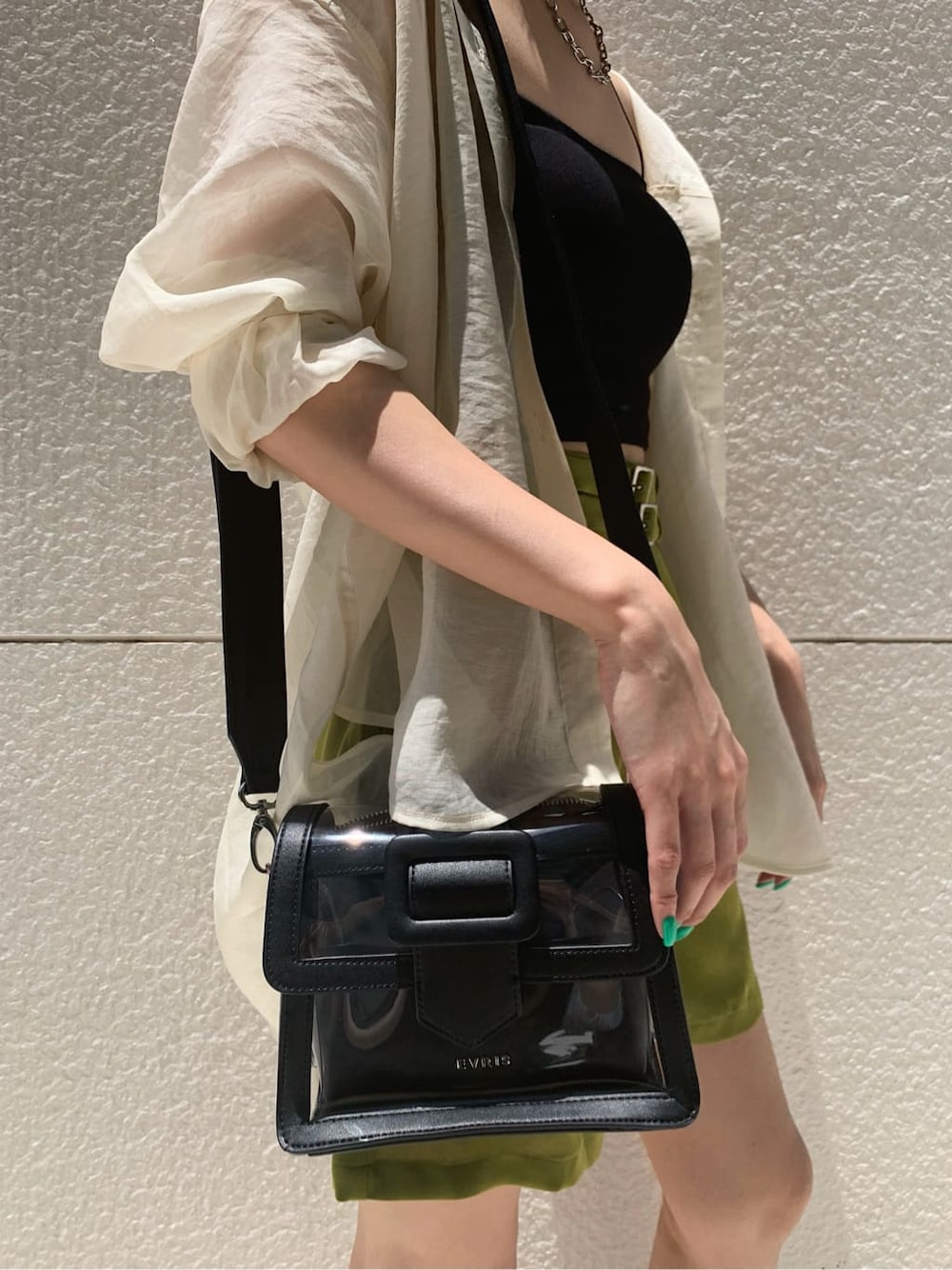 ホワイト系のシャツ/ブラウス、ブラック系のサンダル、グリーン系のその他パンツを着用したレディースの夏コーディネートの10枚目の写真