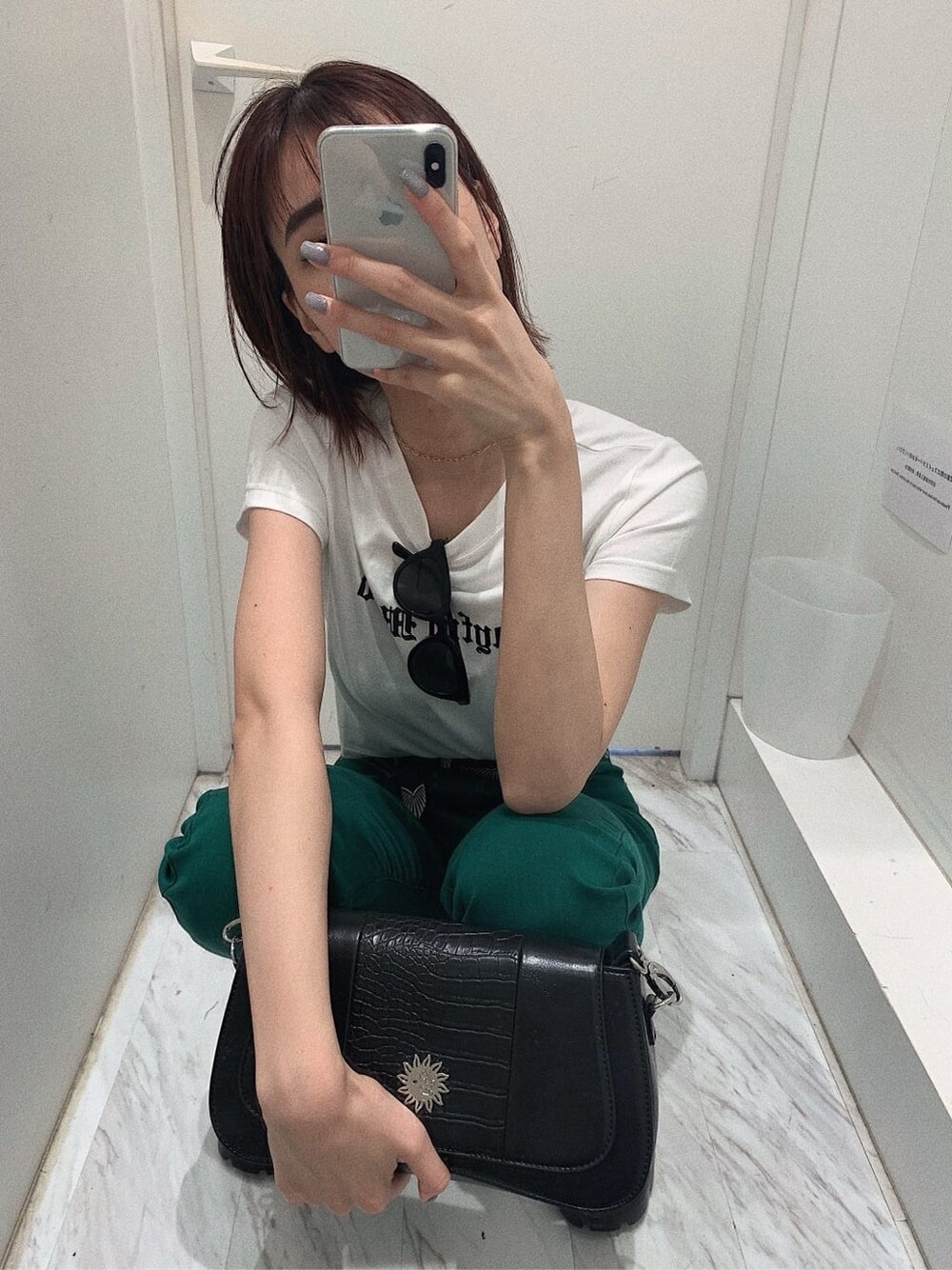 ブラック系のブーツ、ホワイト系のTシャツ/カットソー、ブラック系のショルダーバッグを着用したレディースの春コーディネートの9枚目の写真