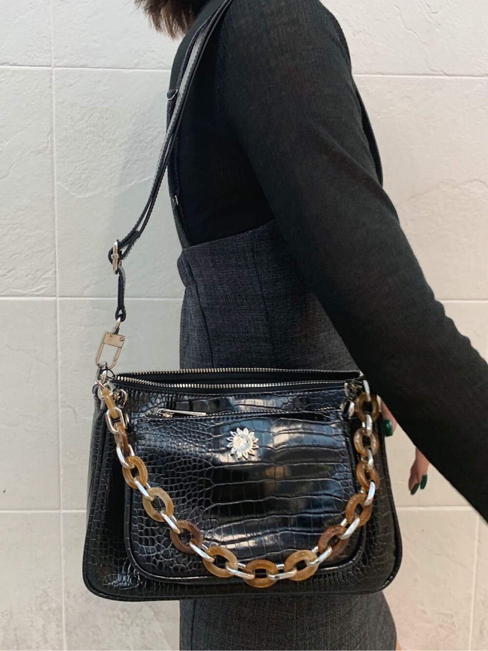 ブラック系のショルダーバッグ、ブラック系のTシャツ/カットソー、グレー系のワンピースを着用したレディースの秋コーディネートの5枚目の写真