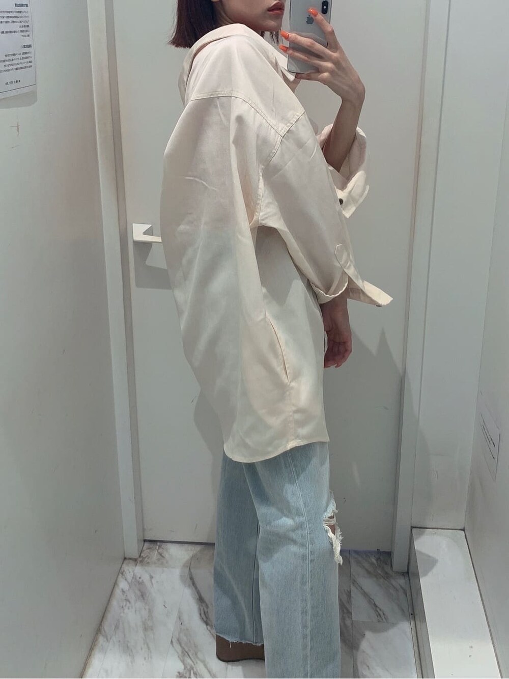 ホワイト系のシャツ/ブラウス、ブラック系のサンダル、ブルー系のデニムパンツを着用したレディースの夏コーディネートの6枚目の写真