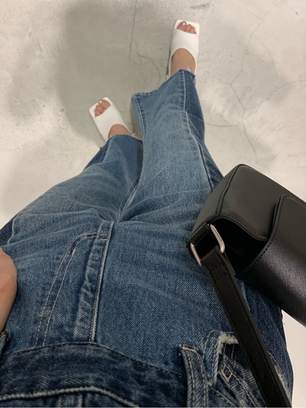 ブルー系のサロペット/オーバーオール、ブラック系のショルダーバッグ、ホワイト系のサンダルを着用したレディースの夏コーディネートの5枚目の写真