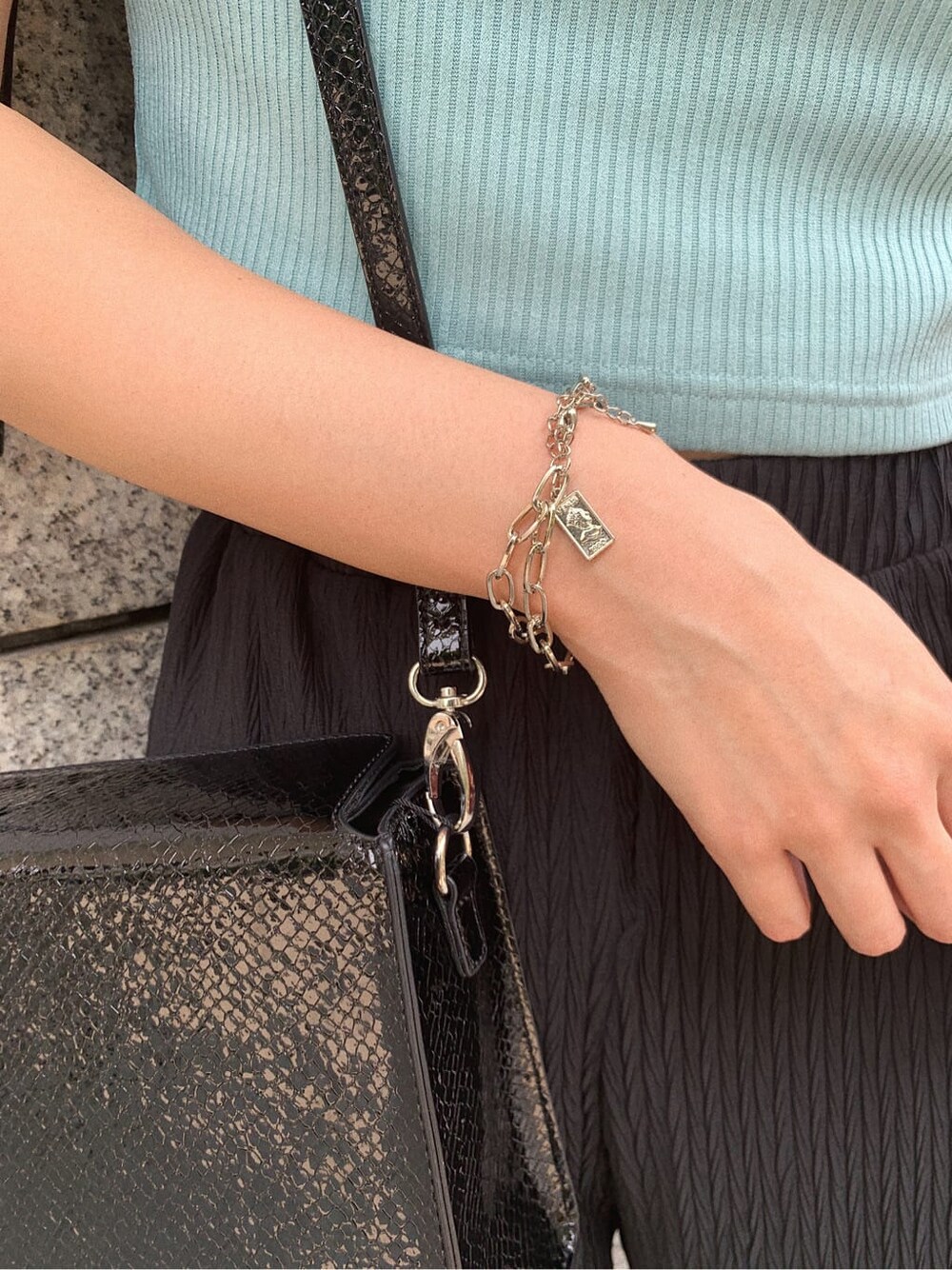 ブラック系のサンダル、ブラック系のその他パンツ、ブルー系のTシャツ/カットソーを着用したレディースの夏コーディネートの8枚目の写真