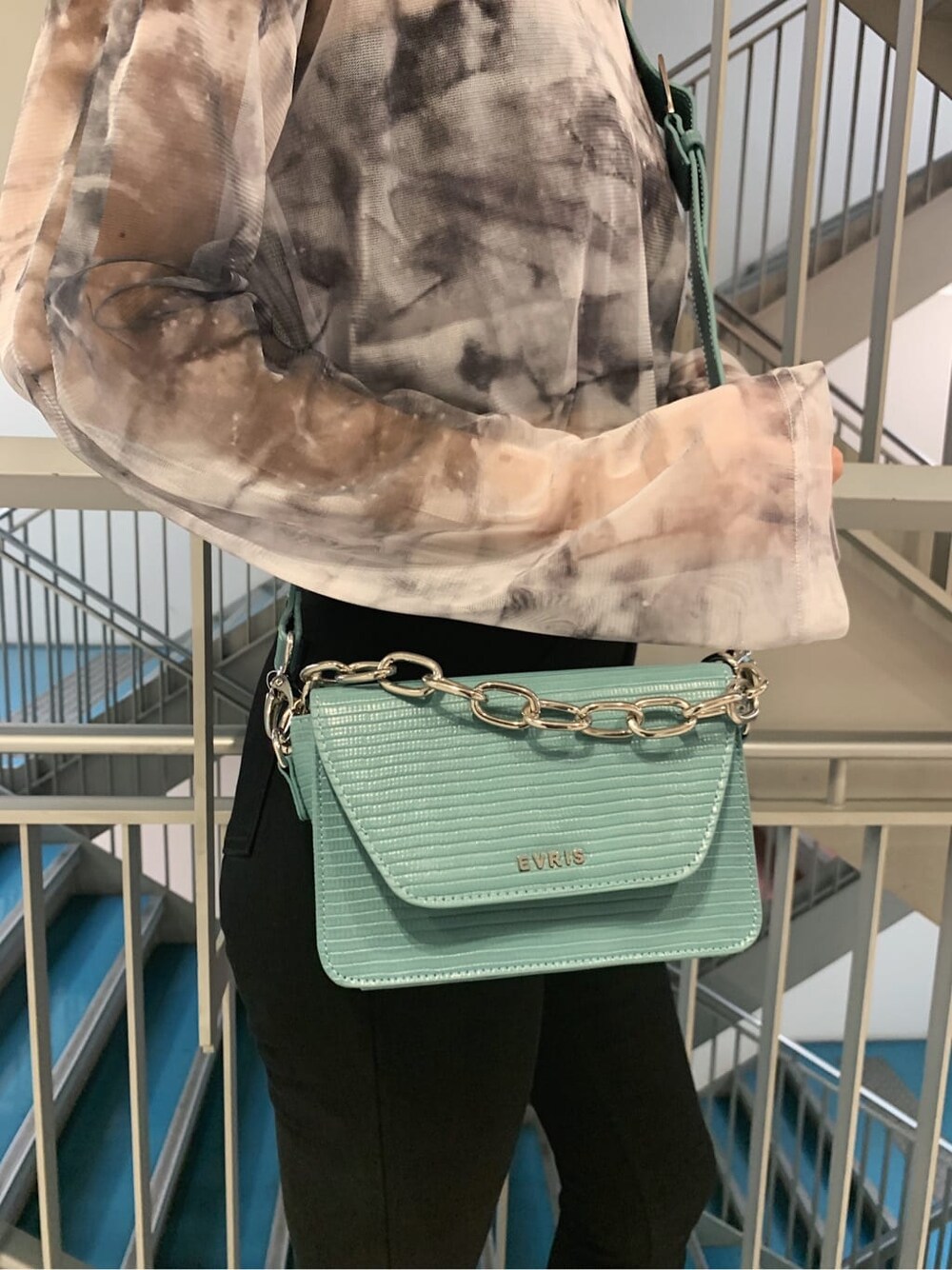 ブラック系のデニムパンツ、グレー系のTシャツ/カットソー、その他のブーツを着用したレディースの秋コーディネートの7枚目の写真