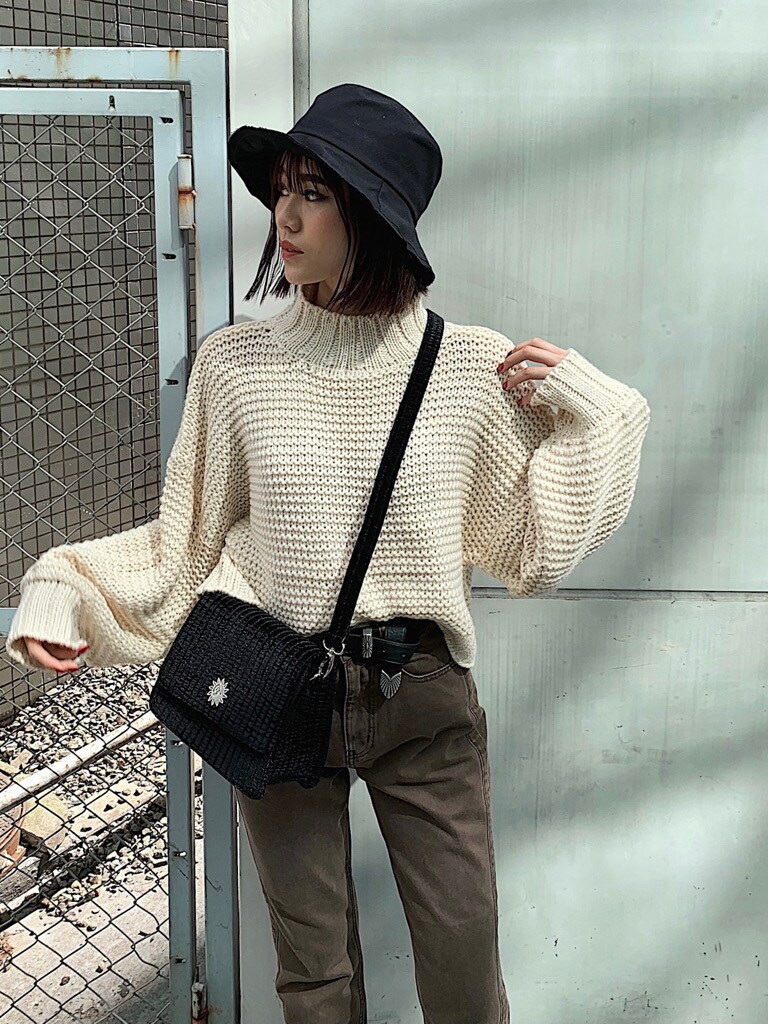 ブラウン系のデニムパンツ、ブラック系のベルトを着用したレディースの秋コーディネートの3枚目の写真