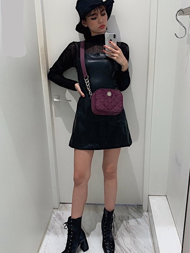 ブラック系のワンピース、ブラック系のブーツ、ブラック系のニット/セーターを着用したレディースの秋コーディネートの2枚目の写真