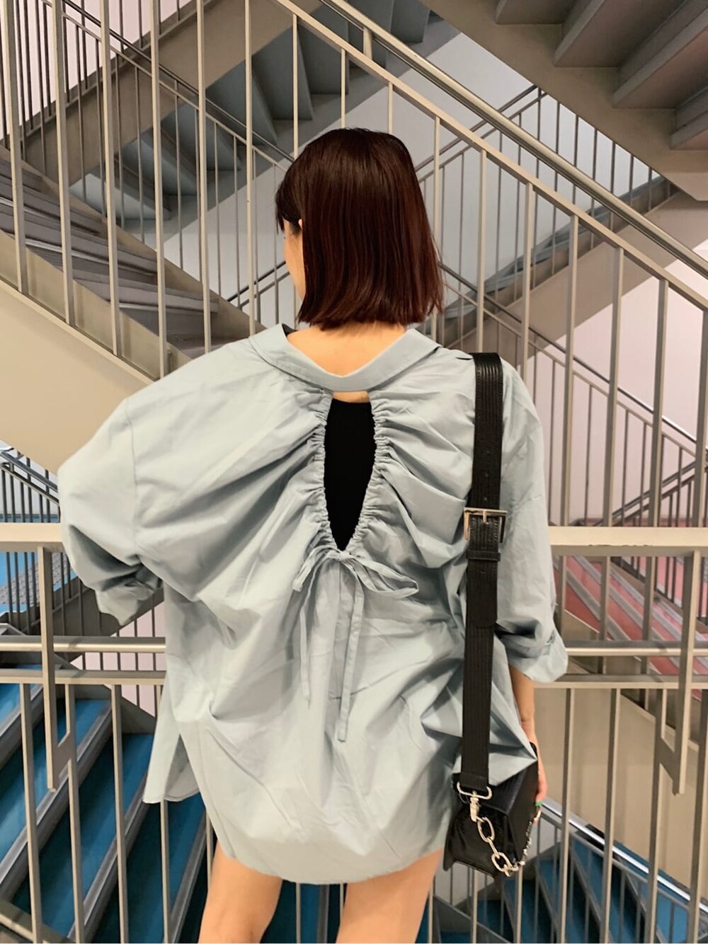 ホワイト系のデニムパンツ、ブルー系のシャツ/ブラウス、ブラック系のブーツを着用したレディースの夏コーディネートの4枚目の写真