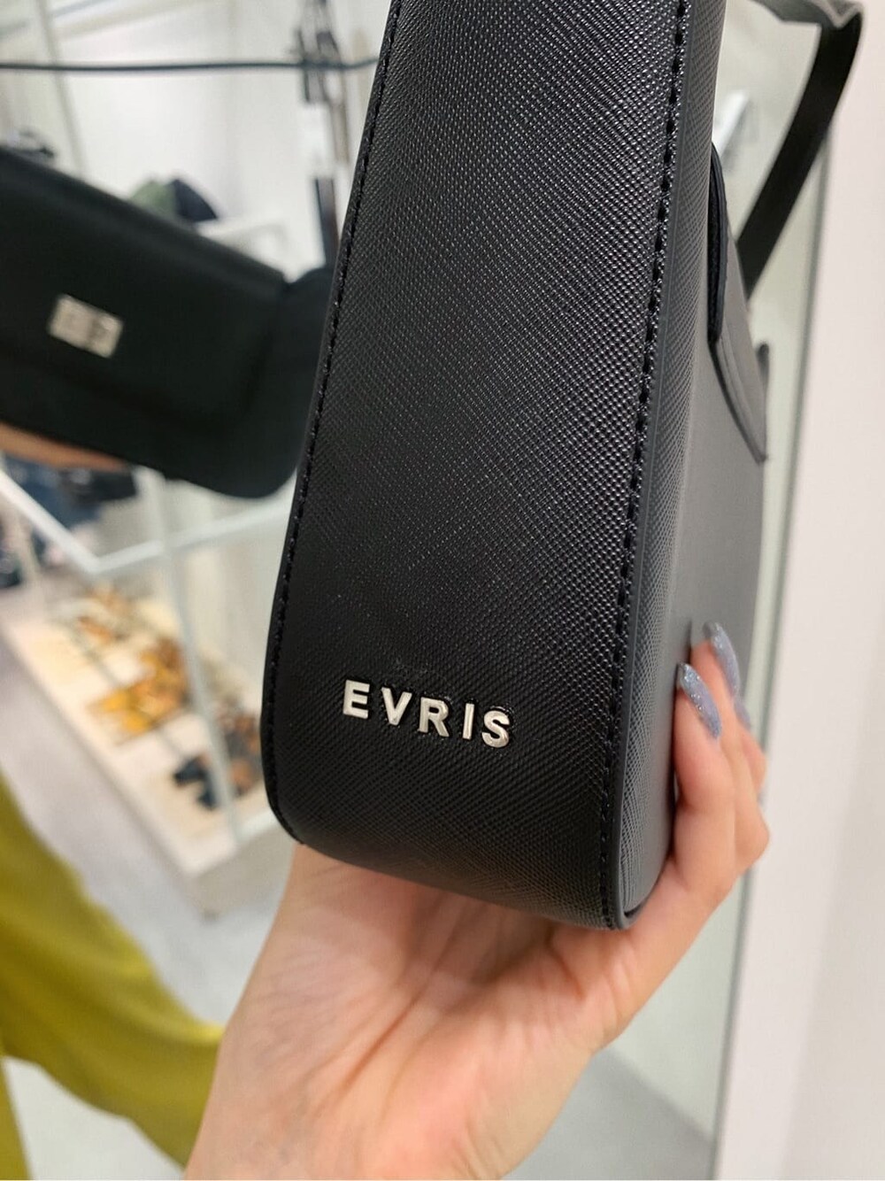 イエロー系のスラックス、ホワイト系のTシャツ/カットソー、ブラック系のブーツを着用したレディースの春コーディネートの8枚目の写真