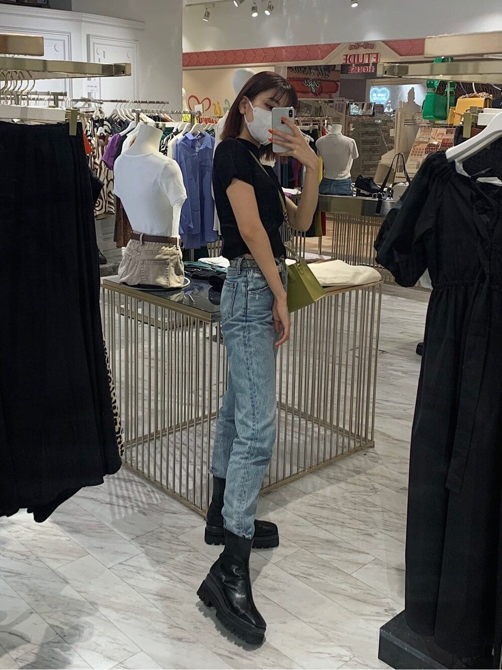 ブラック系のブーツ、ブラック系のニット/セーター、イエロー系のショルダーバッグを着用したレディースの春コーディネートの2枚目の写真