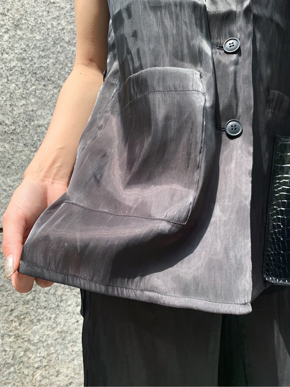 ブラック系のその他パンツ、ブラック系のテーラードジャケット、ブラック系のサンダルを着用したレディースの春コーディネートの7枚目の写真