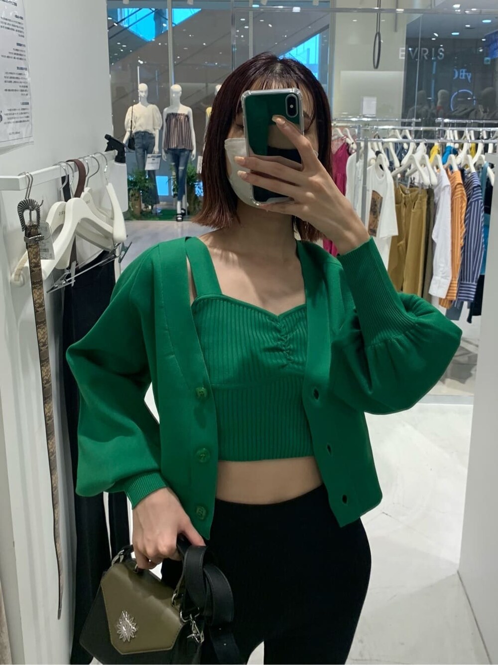 ブラック系のその他パンツ、ブラック系のサンダル、ブラック系のショルダーバッグを着用したレディースの夏コーディネートの5枚目の写真