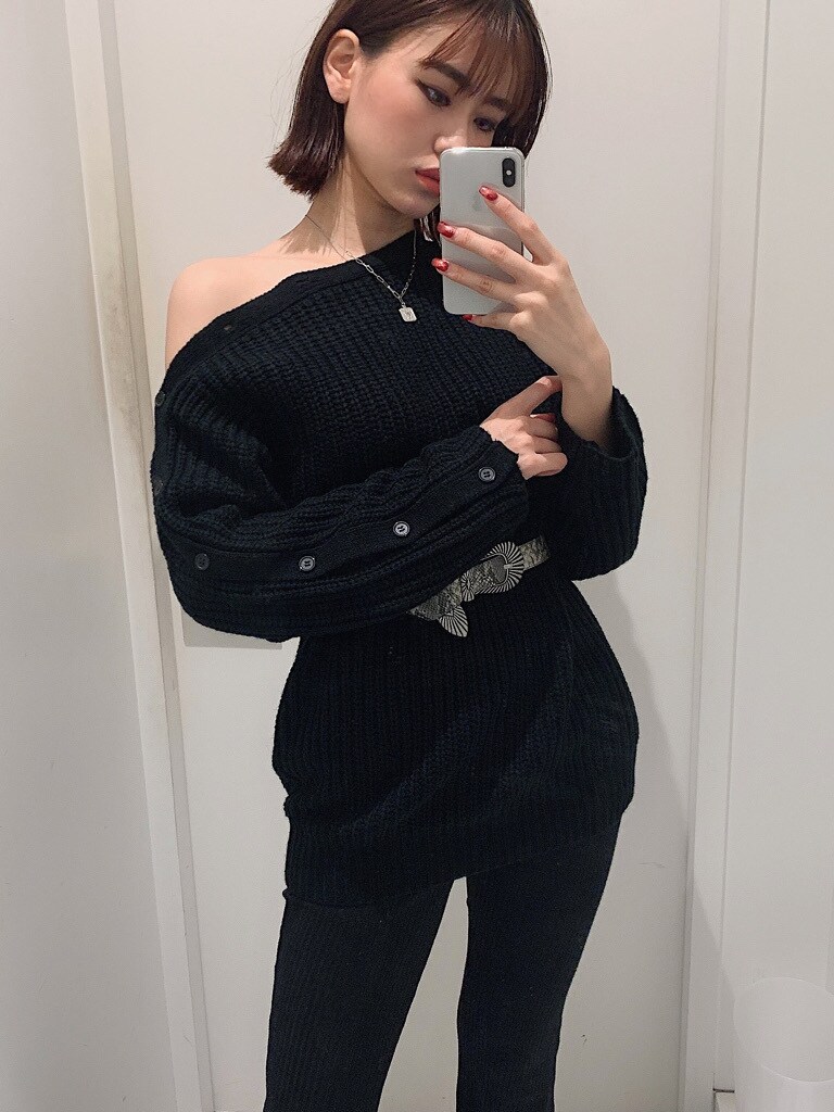 ブラック系のニット/セーター、ブラック系のブーツ、ブラック系のレギンス/スパッツを着用したレディースの秋コーディネートの2枚目の写真