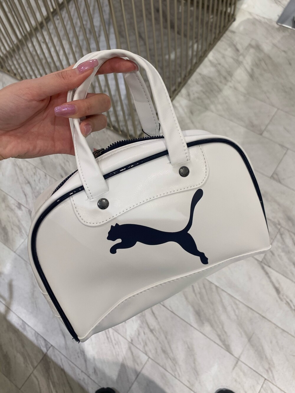 ブラック系のTシャツ/カットソー、ブルー系のデニムパンツ、ブラック系のブーツを着用したレディースの春コーディネートの9枚目の写真