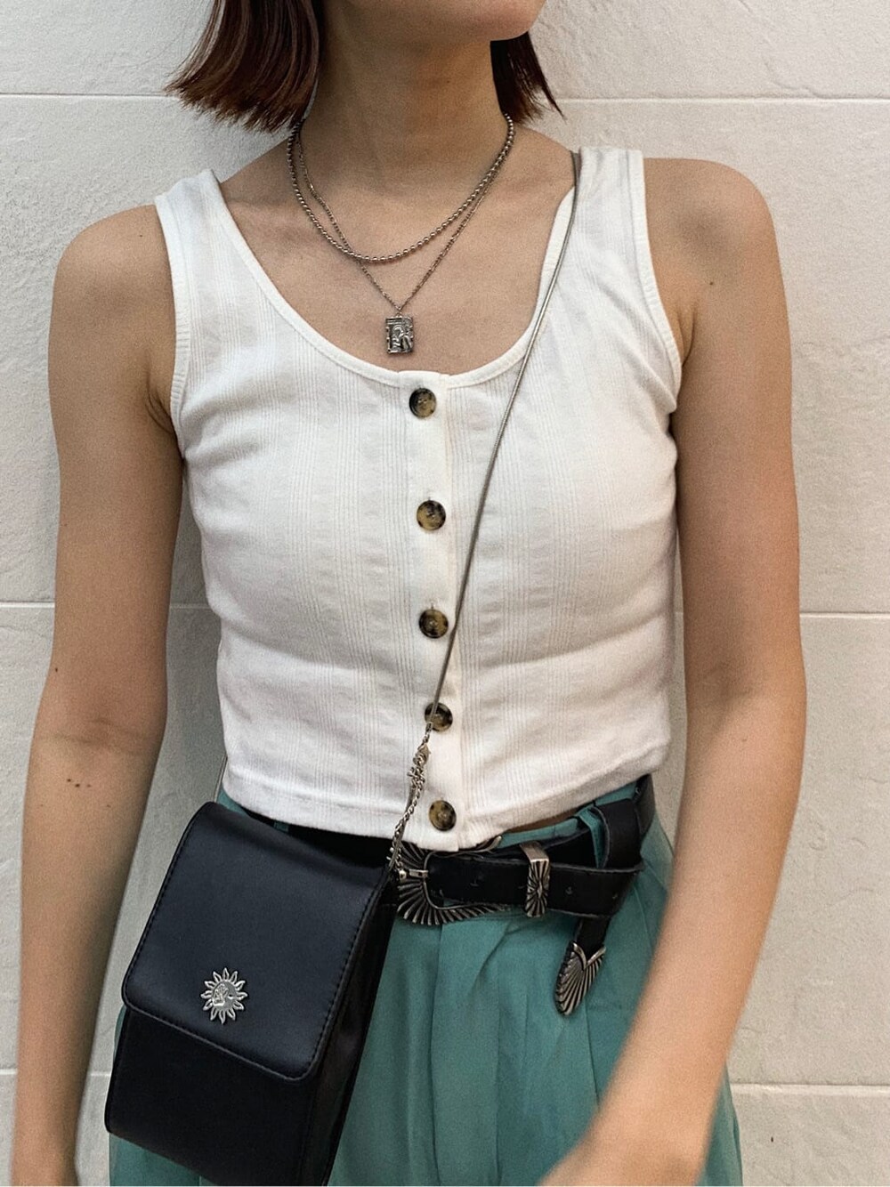 ホワイト系のタンクトップ、ブラック系のサンダル、ブルー系のその他パンツを着用したレディースの夏コーディネートの3枚目の写真