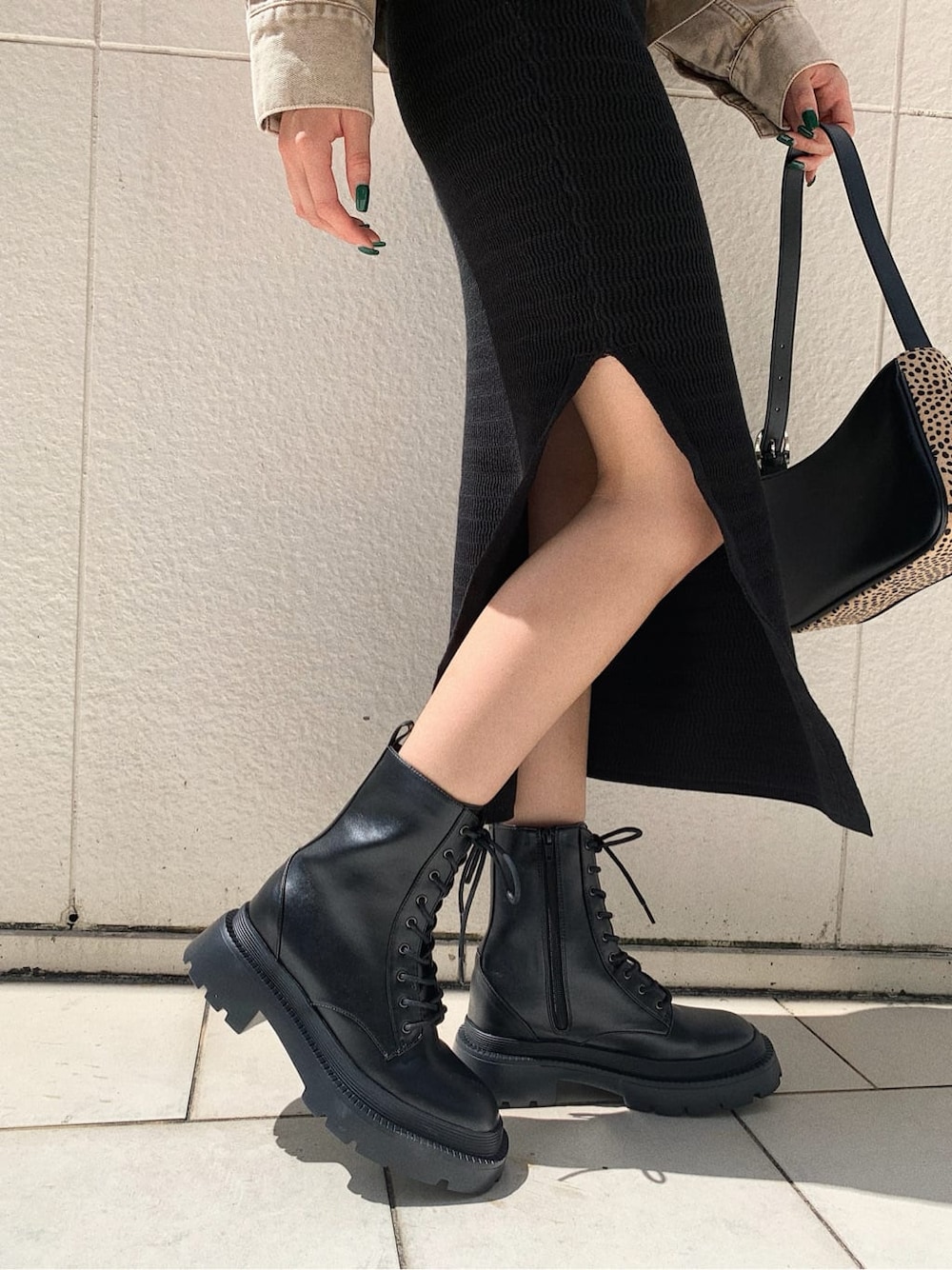 ベージュ系のデニムジャケット、ブラック系のブーツ、その他のショルダーバッグを着用したレディースの秋コーディネートの8枚目の写真