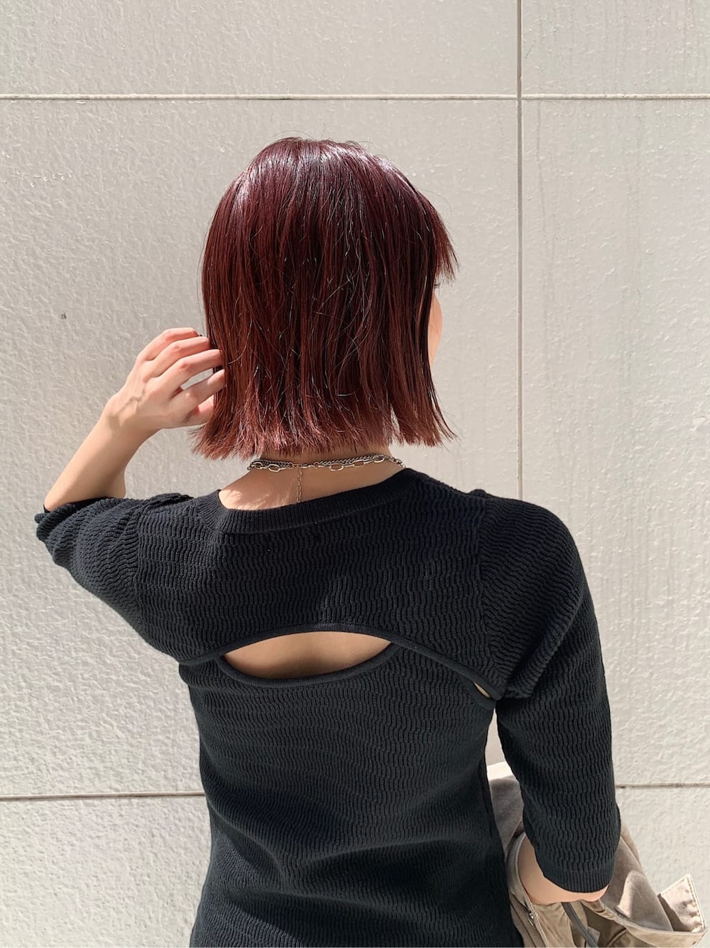 ベージュ系のデニムジャケット、ブラック系のブーツ、その他のショルダーバッグを着用したレディースの秋コーディネートの6枚目の写真