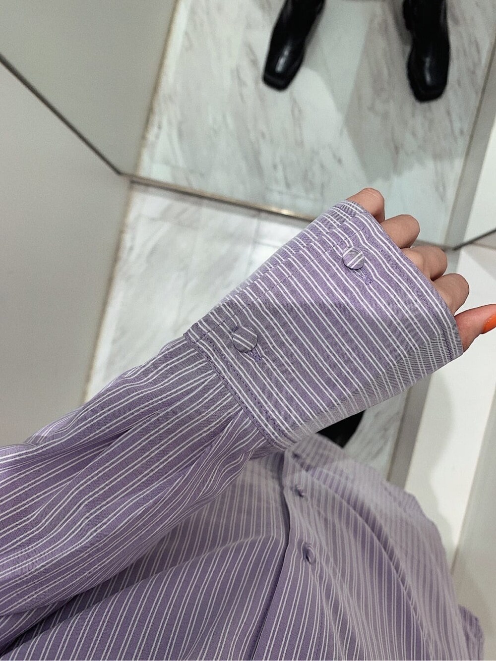 ホワイト系のスカート、ブラック系のブーツ、ホワイト系のショルダーバッグを着用したレディースの春コーディネートの5枚目の写真