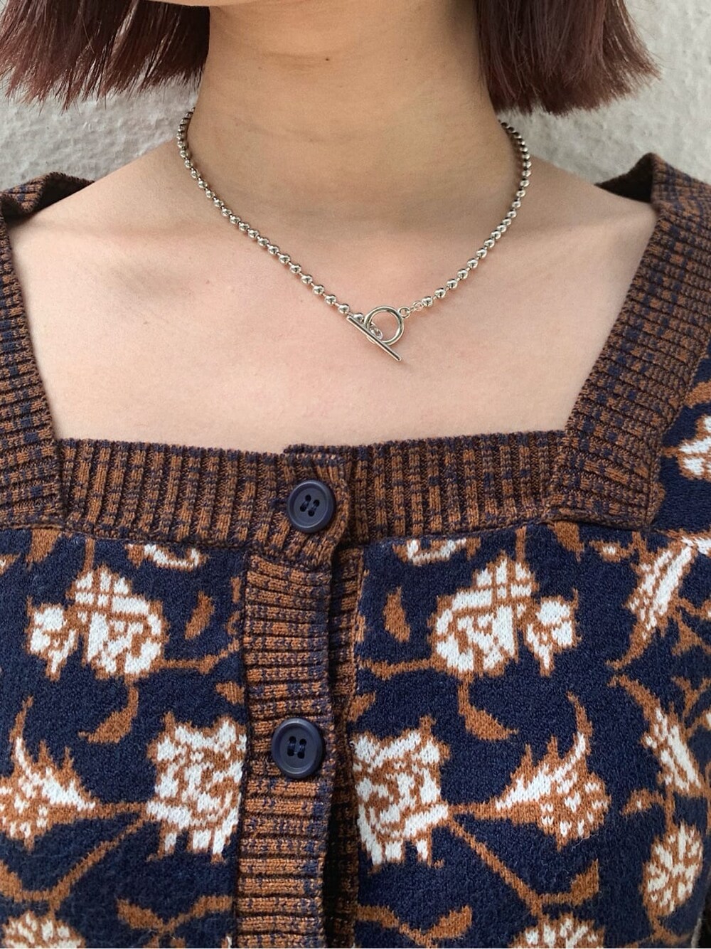 ブラック系のデニムパンツ、ブラック系のショルダーバッグ、ブラック系のブーツを着用したレディースの秋コーディネートの8枚目の写真