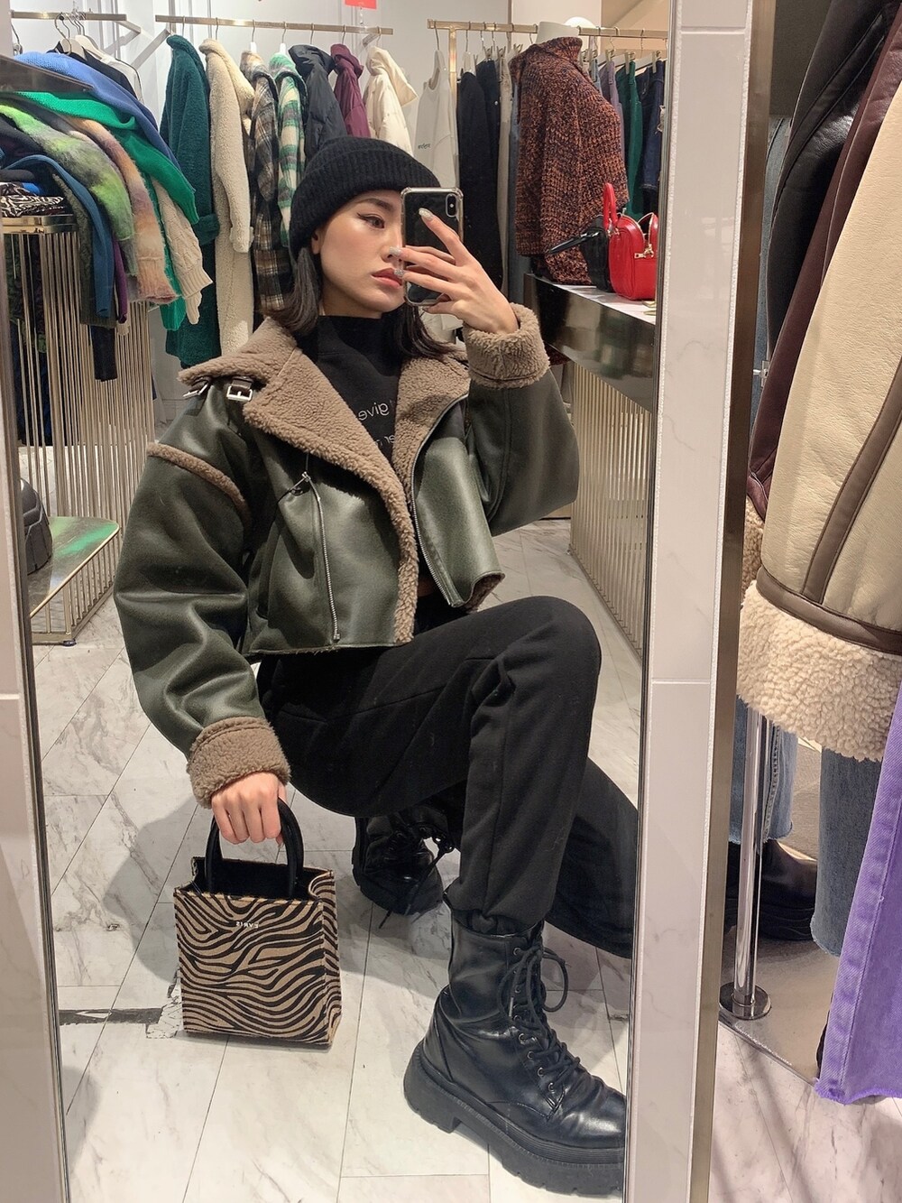 ブラック系のブルゾン、ブラック系のスウェットパンツ、ブラック系のスウェットを着用したレディースの冬コーディネートの2枚目の写真