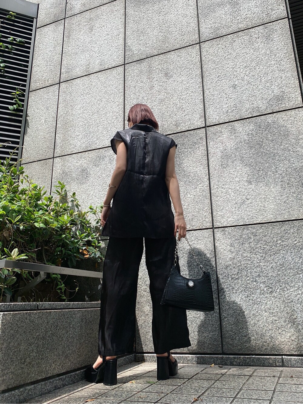 ブラック系のその他パンツ、ブラック系のテーラードジャケット、ブラック系のサンダルを着用したレディースの春コーディネートの3枚目の写真