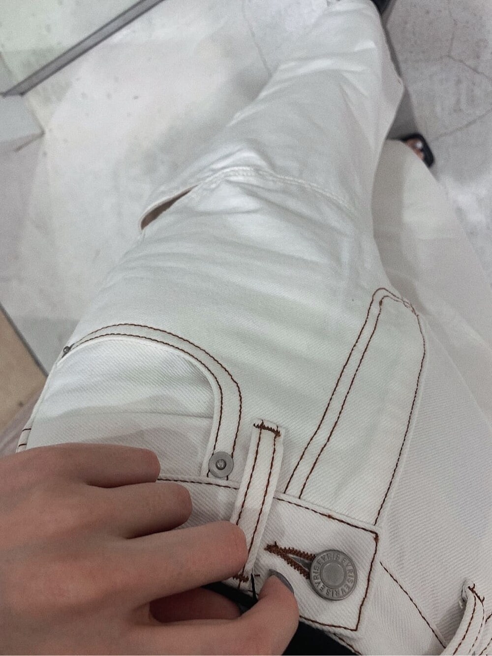 ブラック系のサンダル、ホワイト系のデニムパンツ、ブラック系のTシャツ/カットソーを着用したレディースの春コーディネートの6枚目の写真