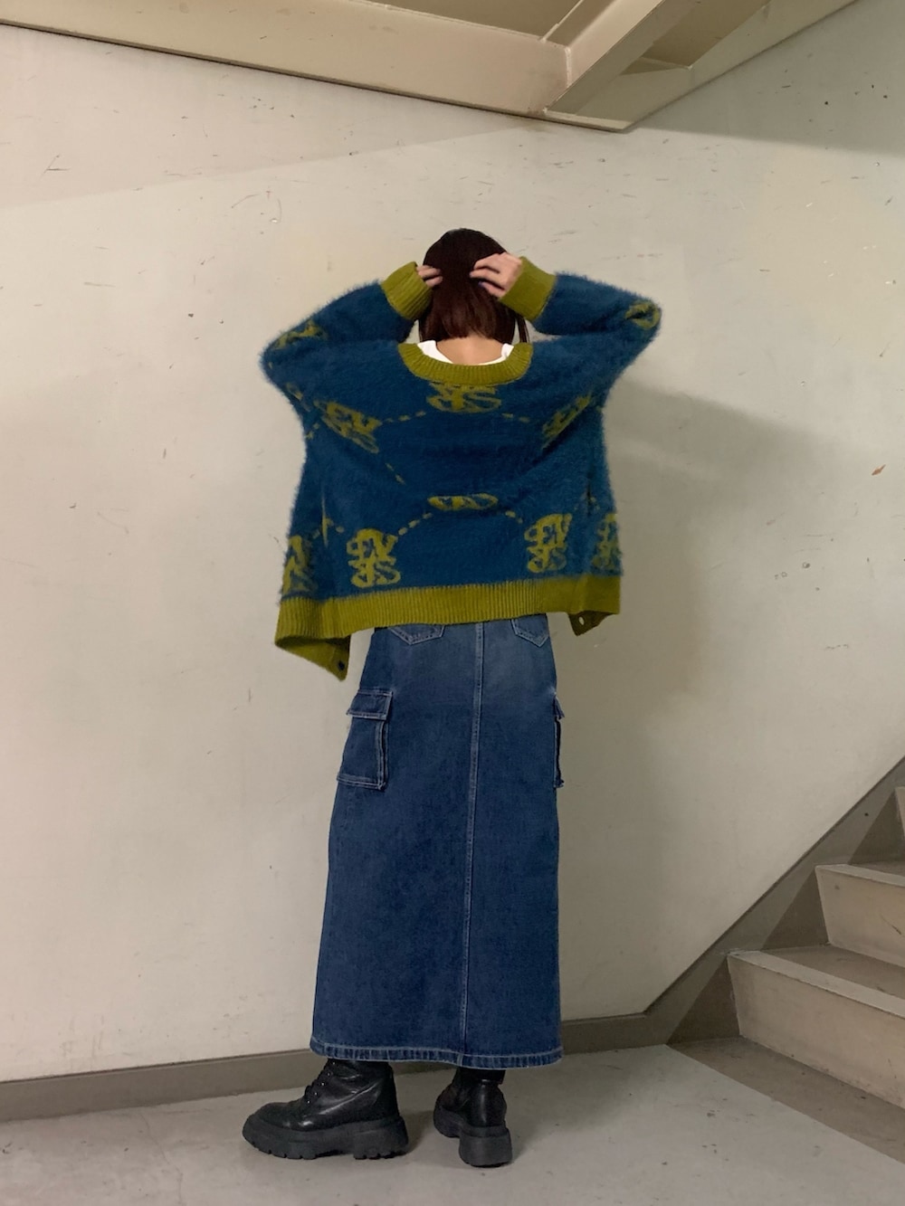 ブルー系のデニムスカート、ブルー系のカーディガン/ボレロ、ホワイト系のTシャツ/カットソーを着用したレディースの秋コーディネートの2枚目の写真