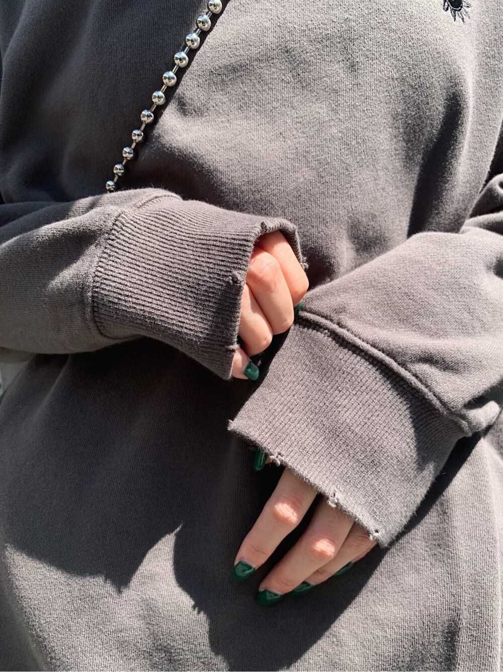 ブラック系のその他パンツ、ブラック系のスウェット、その他のブーツを着用したレディースの秋コーディネートの5枚目の写真