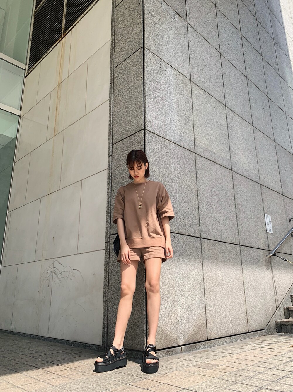 ブラウン系のスウェットを着用したレディースの春コーディネートの4枚目の写真