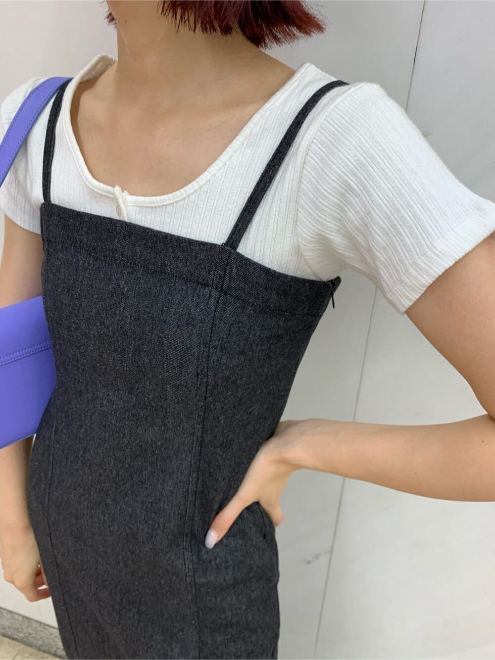 ホワイト系のTシャツ/カットソー、ブラック系のワンピース、パープル系のショルダーバッグを着用したレディースの夏コーディネートの5枚目の写真