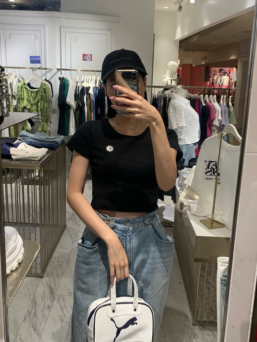 ブラック系のTシャツ/カットソー、ブルー系のデニムパンツ、ブラック系のブーツを着用したレディースの春コーディネートの3枚目の写真