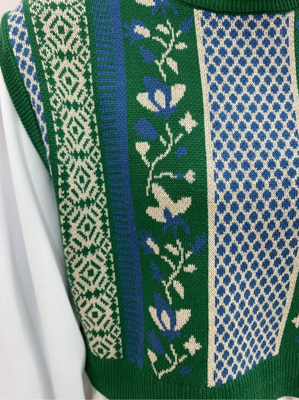 ブラック系のローファー、ブラック系のボストンバッグ、グリーン系のシャツ/ブラウスを着用したレディースの冬コーディネートの4枚目の写真