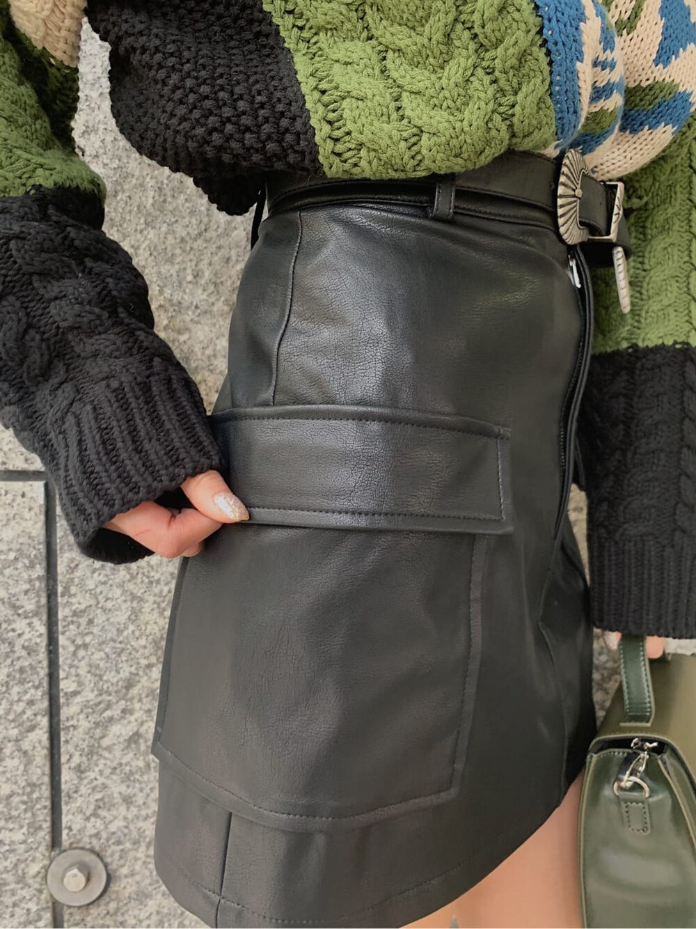 ブラック系のブーツ、ホワイト系のブルゾン、ブラック系のニット/セーターを着用したレディースの冬コーディネートの5枚目の写真