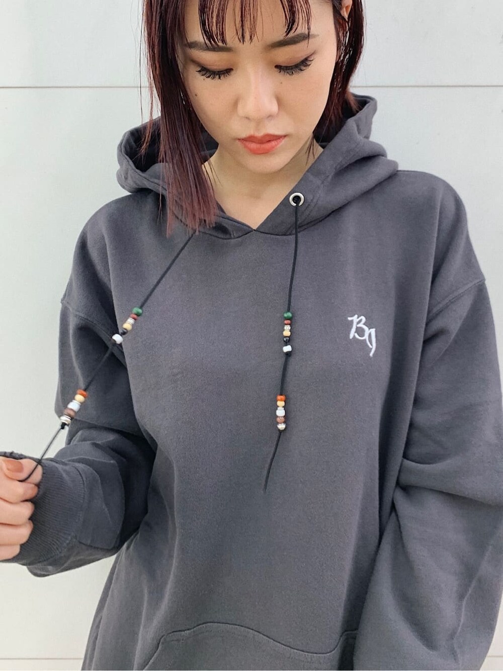 ブラック系のハンドバッグ、ブラック系のその他パンツ、グレー系のパーカーを着用したレディースの秋コーディネートの6枚目の写真