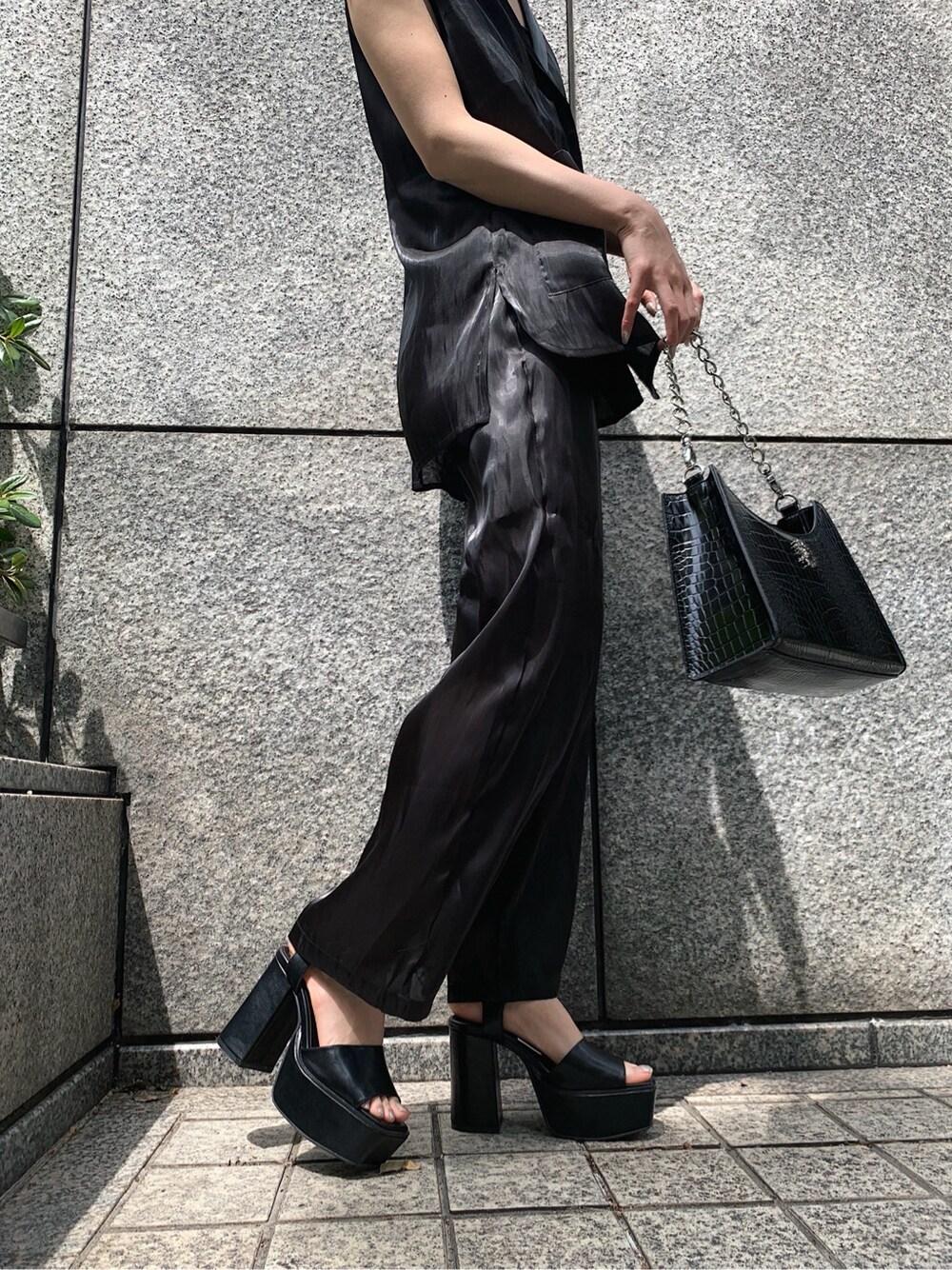 ブラック系のその他パンツ、ブラック系のテーラードジャケット、ブラック系のサンダルを着用したレディースの春コーディネートの8枚目の写真