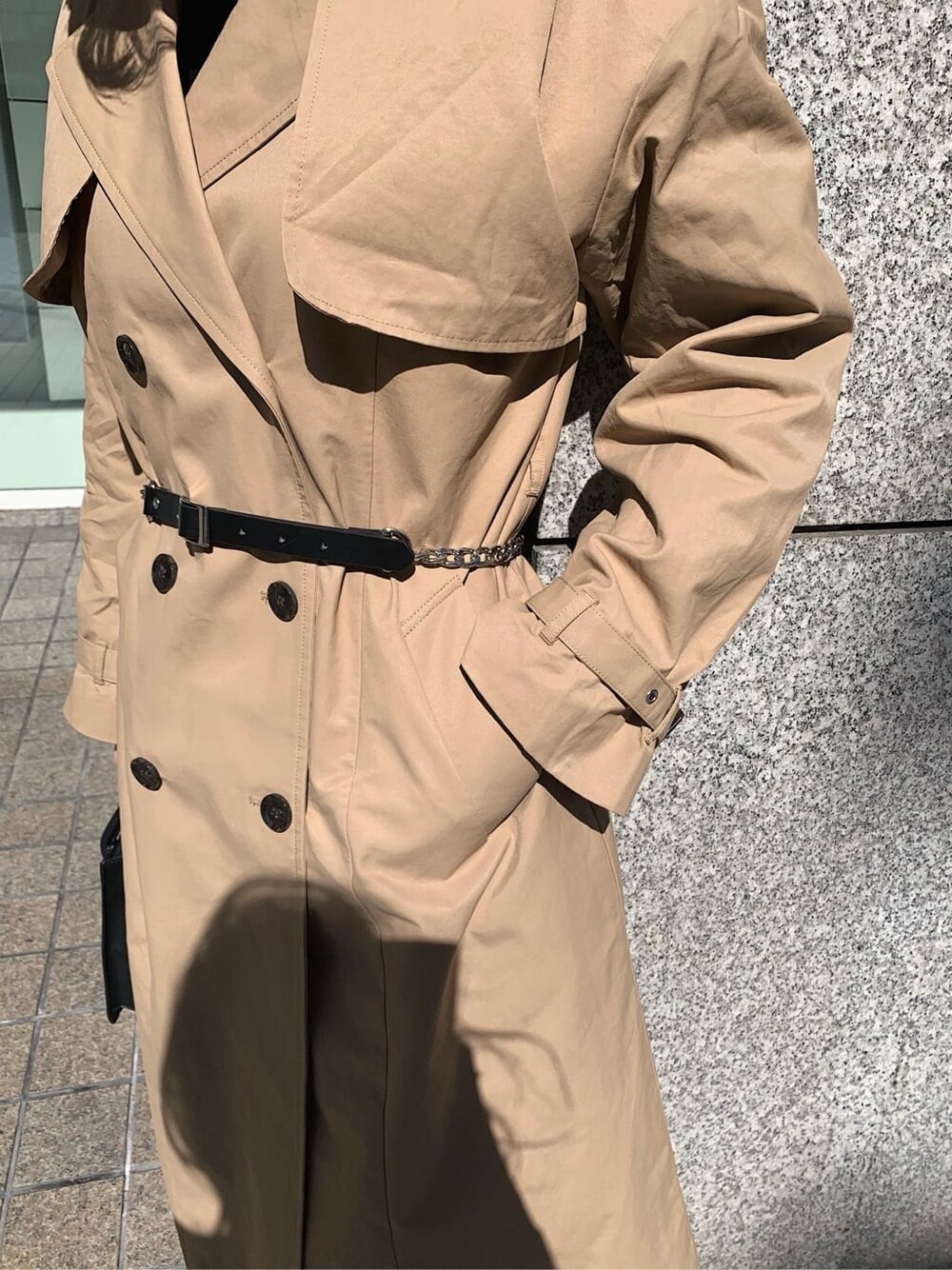 ベージュ系のスカート、ブラック系のブーツ、ブラック系のニット/セーターを着用したレディースの冬コーディネートの4枚目の写真