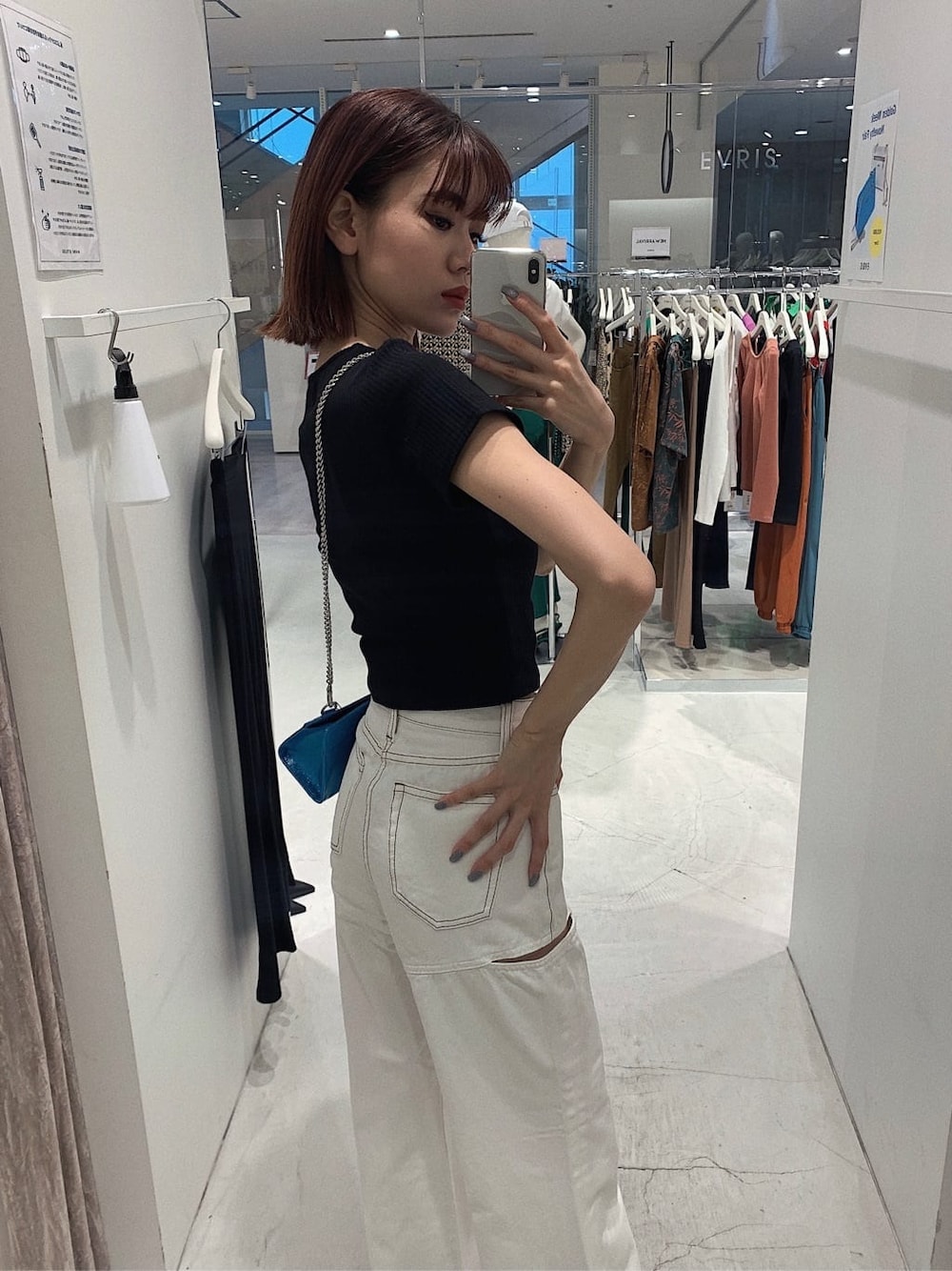 ブラック系のサンダル、ホワイト系のデニムパンツ、ブラック系のTシャツ/カットソーを着用したレディースの春コーディネートの3枚目の写真