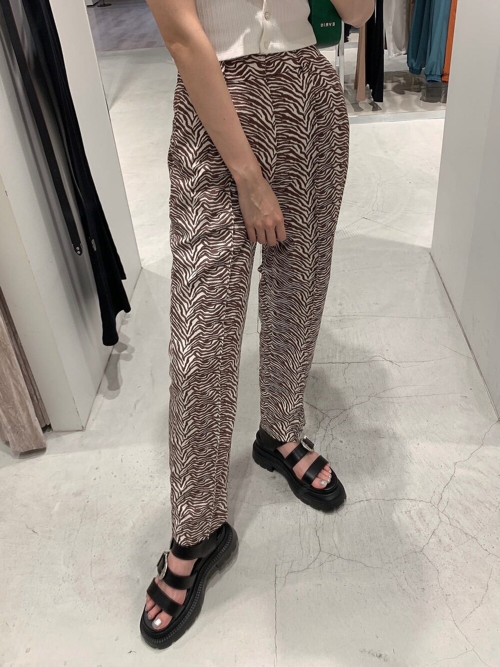 ホワイト系のTシャツ/カットソー、その他のその他パンツ、グリーン系のショルダーバッグを着用したレディースの春コーディネートの4枚目の写真